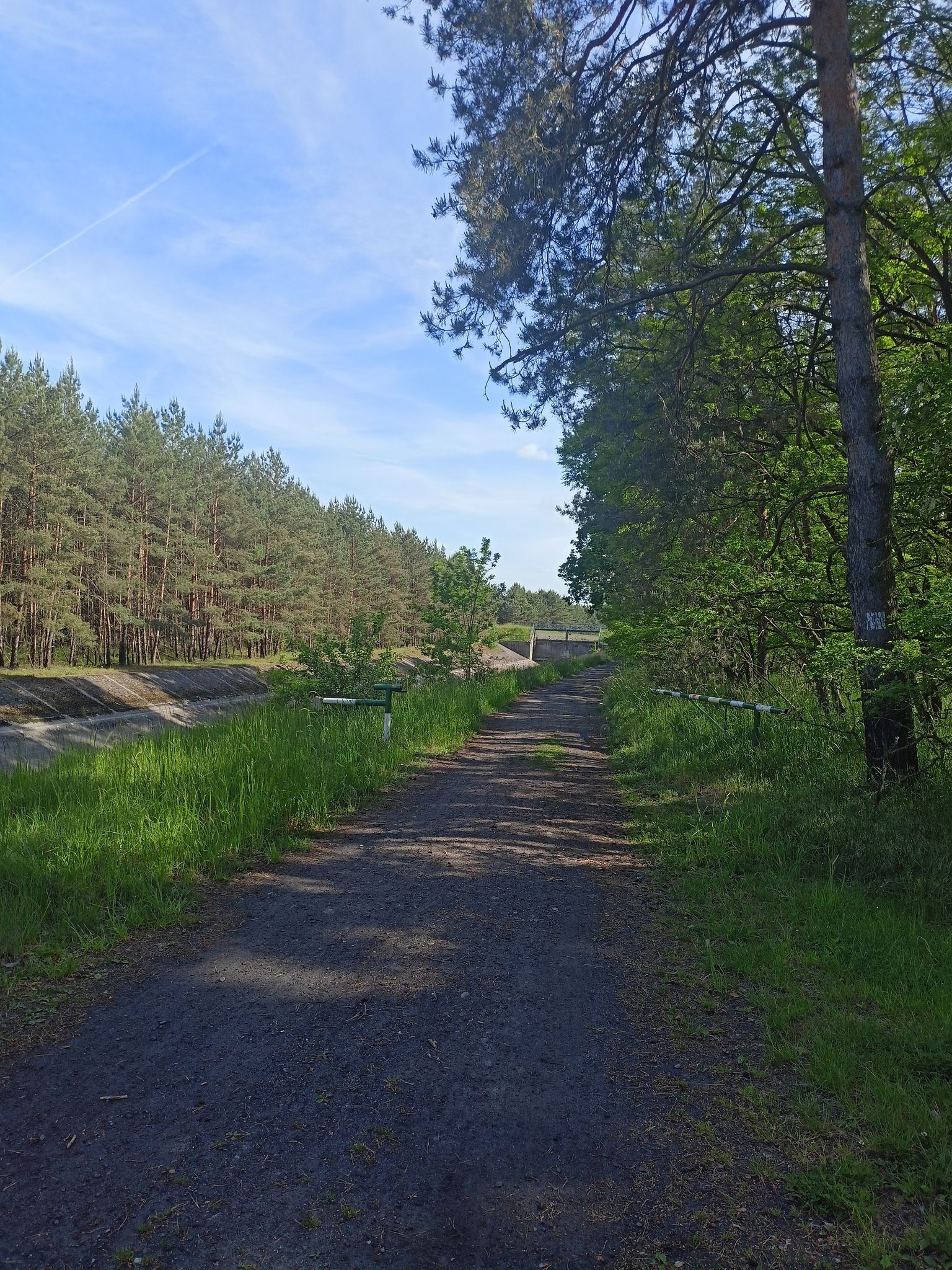 drogą wzdłuż cieku