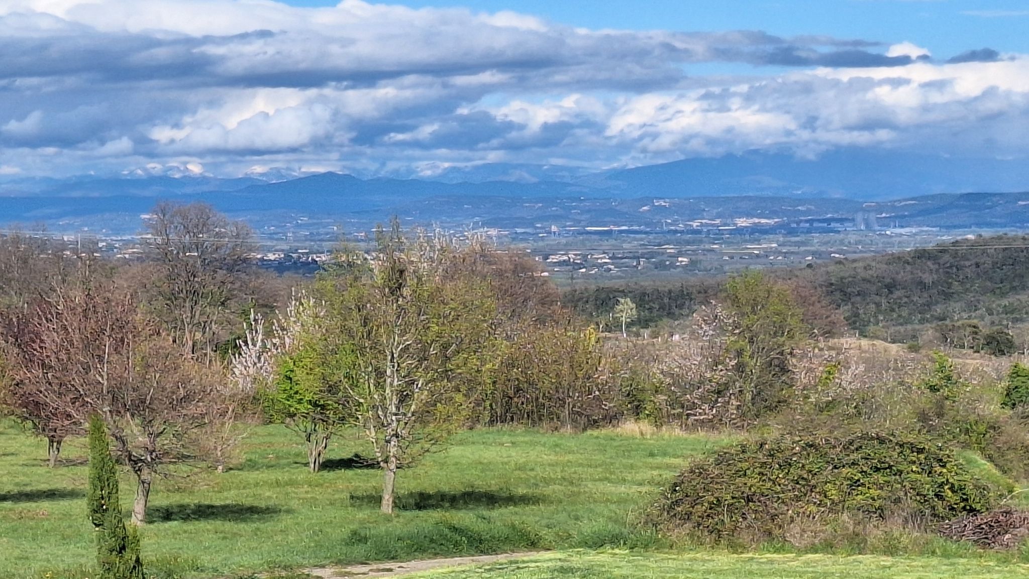 Panorama depuis Salazac, le Vercors enneigé au loin.