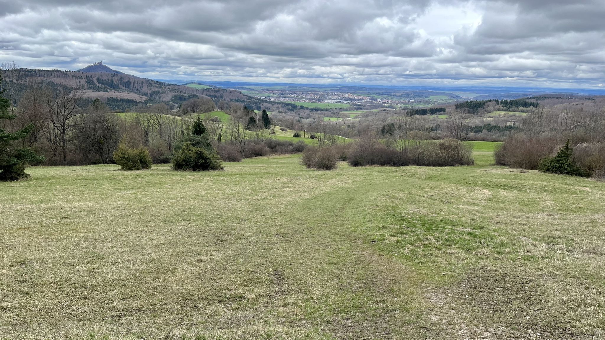 Blick ins Albvorland mit Burg Hohenzollern