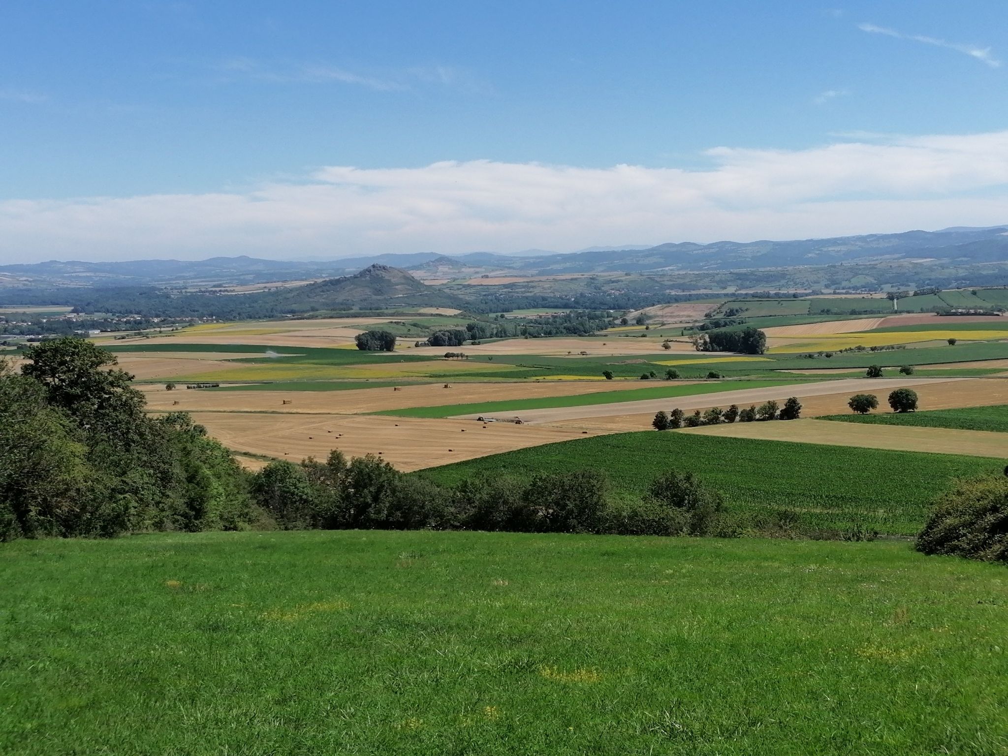 la plaine du Lembron. Le pic de Nonette en face.