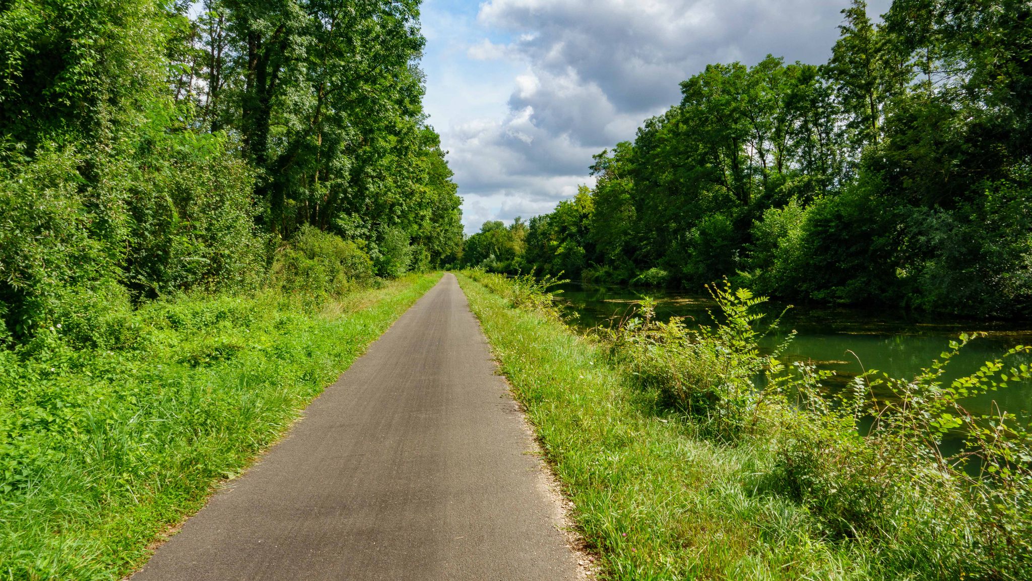 Rechte lijn langs het kanaal