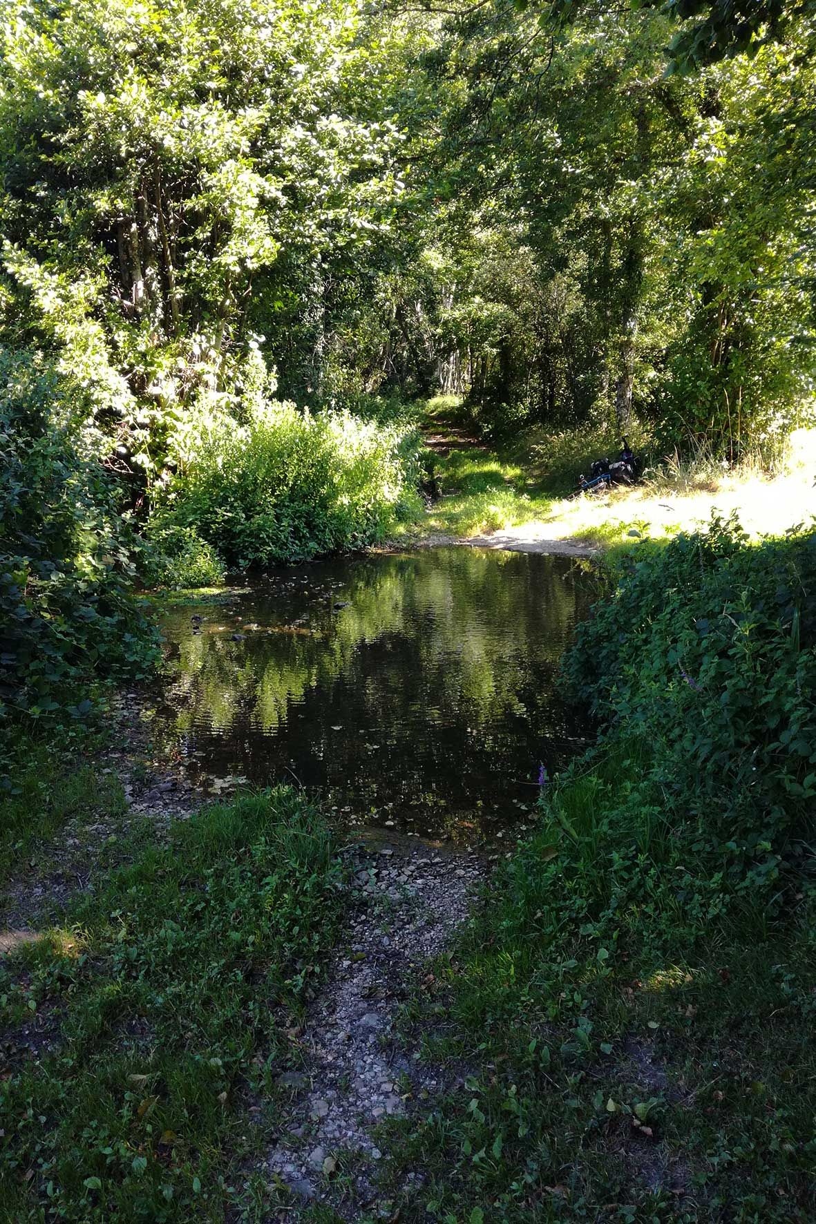 Gué sur le ruisseau de la Fontaine Bidault.