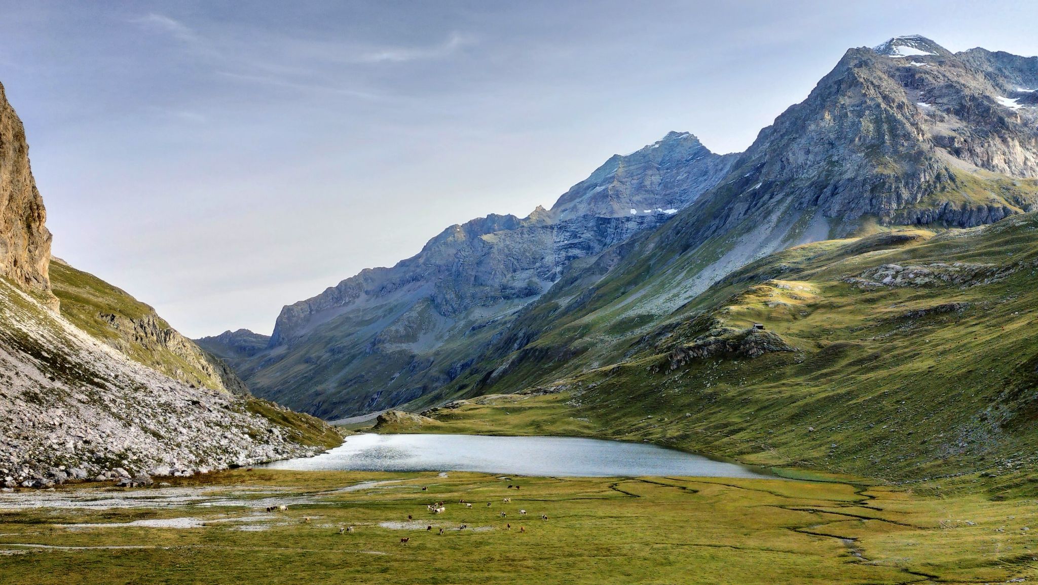 Morgenstimmung am Bergsee