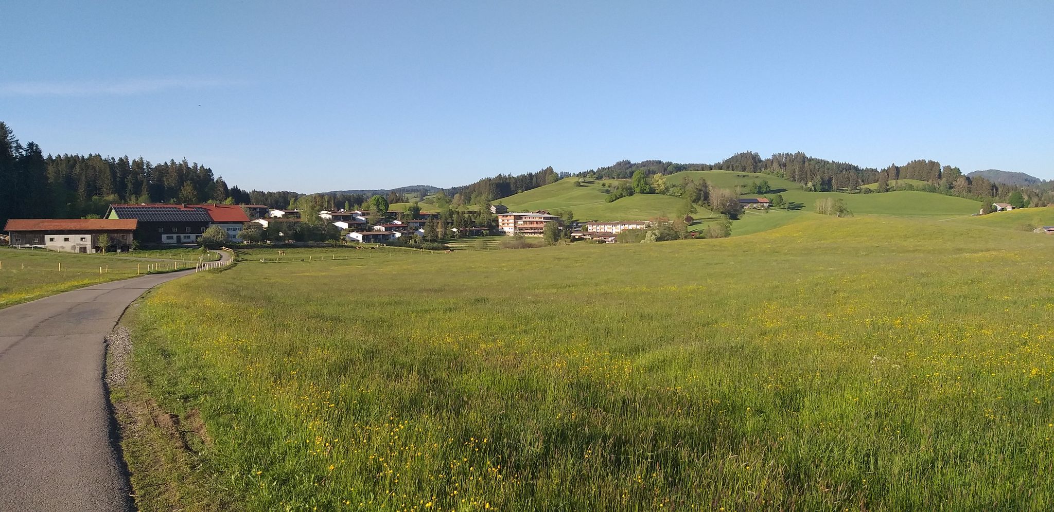 Blick zurück auf Wolfsried (Klinik und Ferienhäuser)