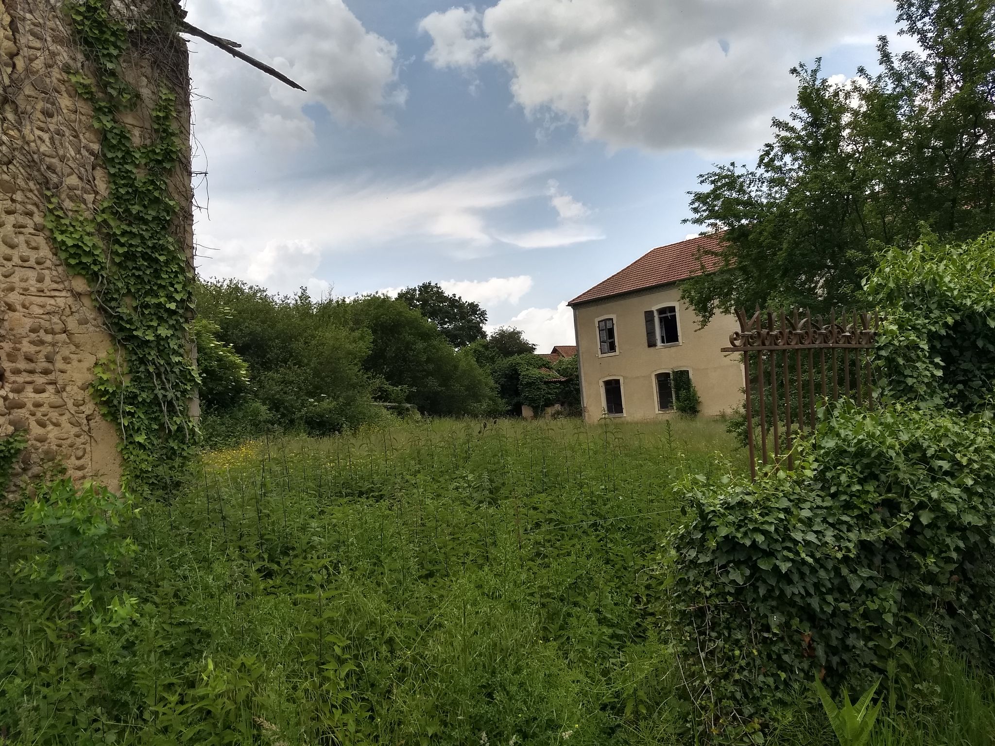 Villembits,  l'ancienne école agricole.