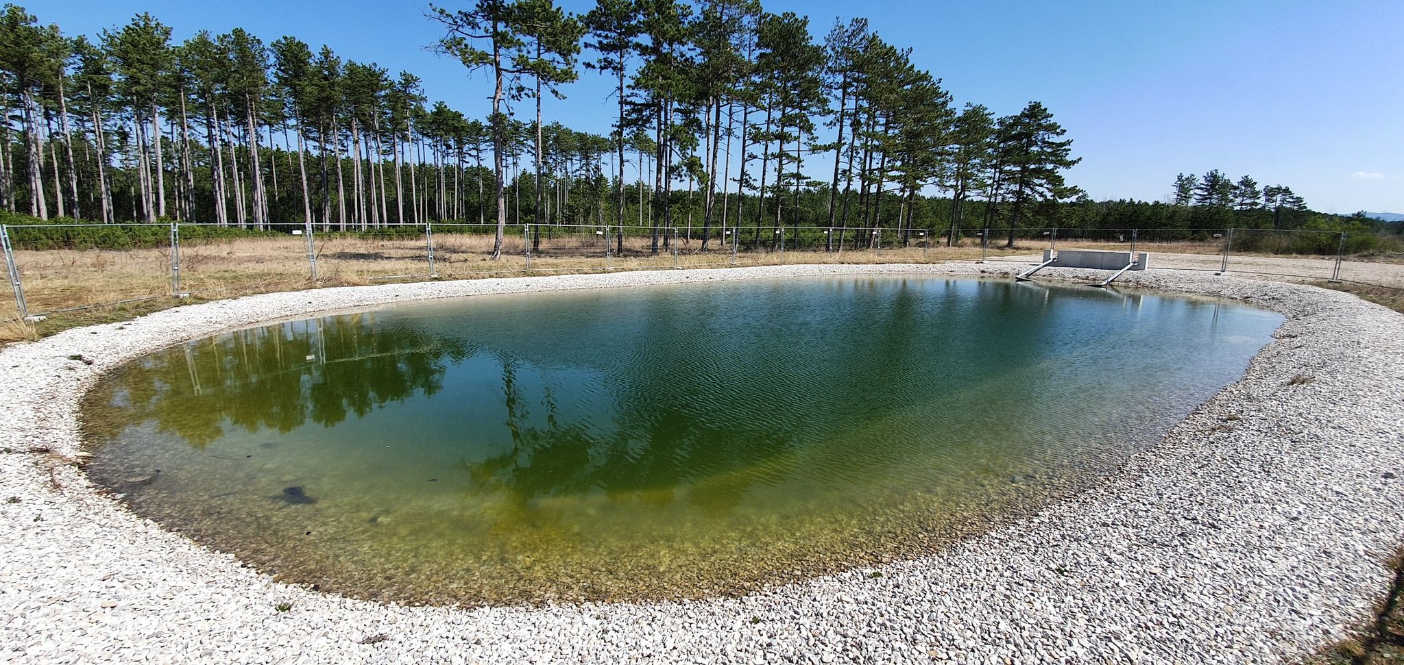 Löschteich, da es durch altes Phosphor of zu Spontanbränden kommt.