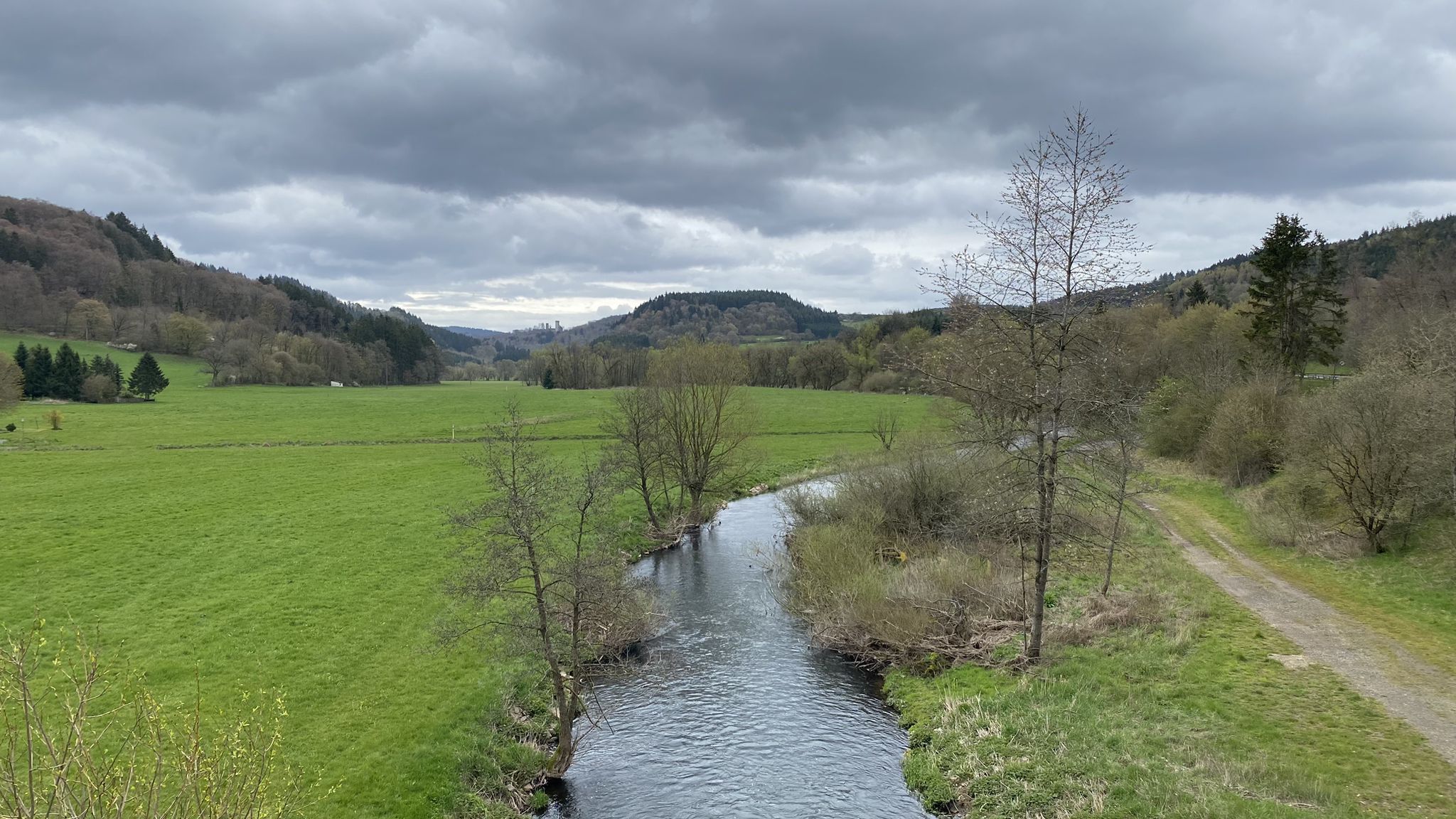 Die Kyll, sehr weit im Hintergrund die Kasselburg