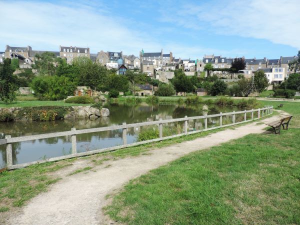 Zicht op Plancoët vanuit het park