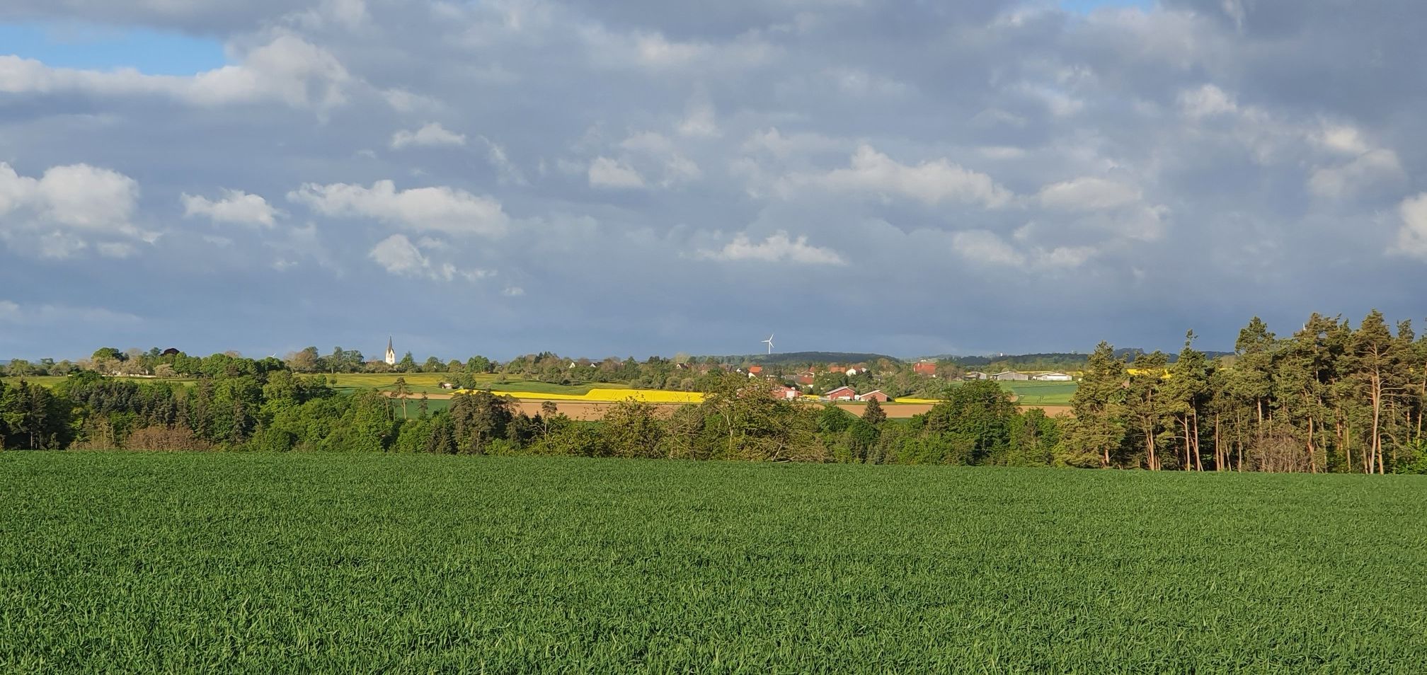 Blick auf Betra mit Dürrenmettstetter Windrad