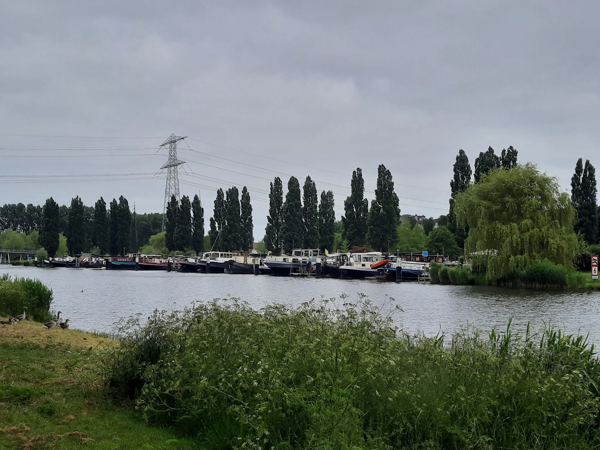 schepen aangemeerd langs de vaart.
