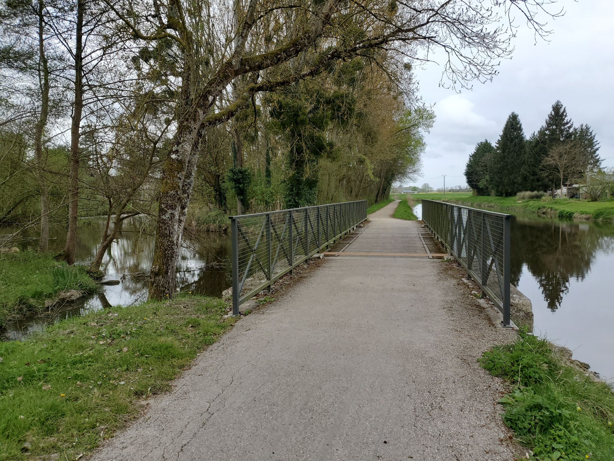A gauche, le Cens - A droite, le canal d'Orléans