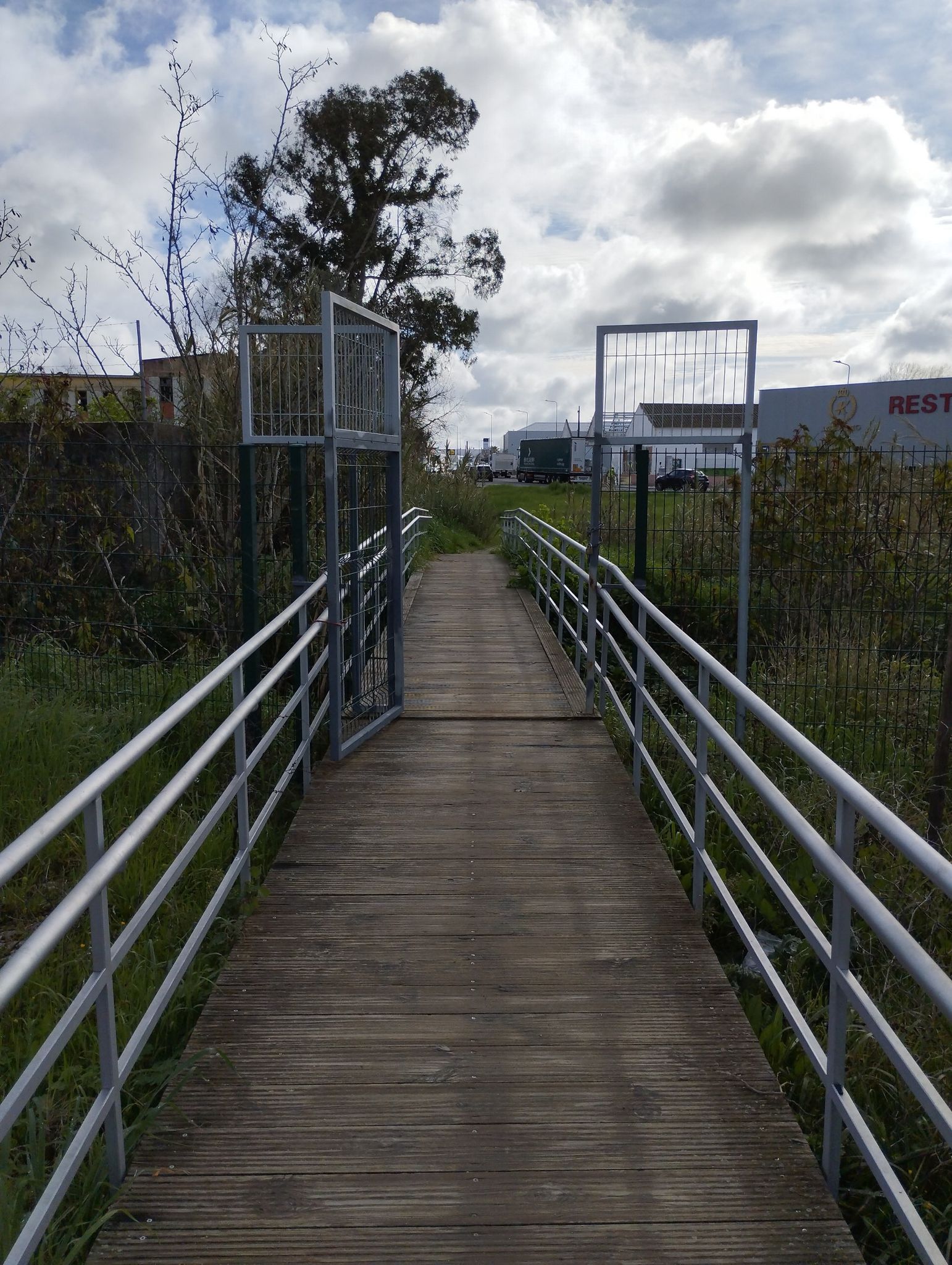 uma das saidas do complexo desportivo