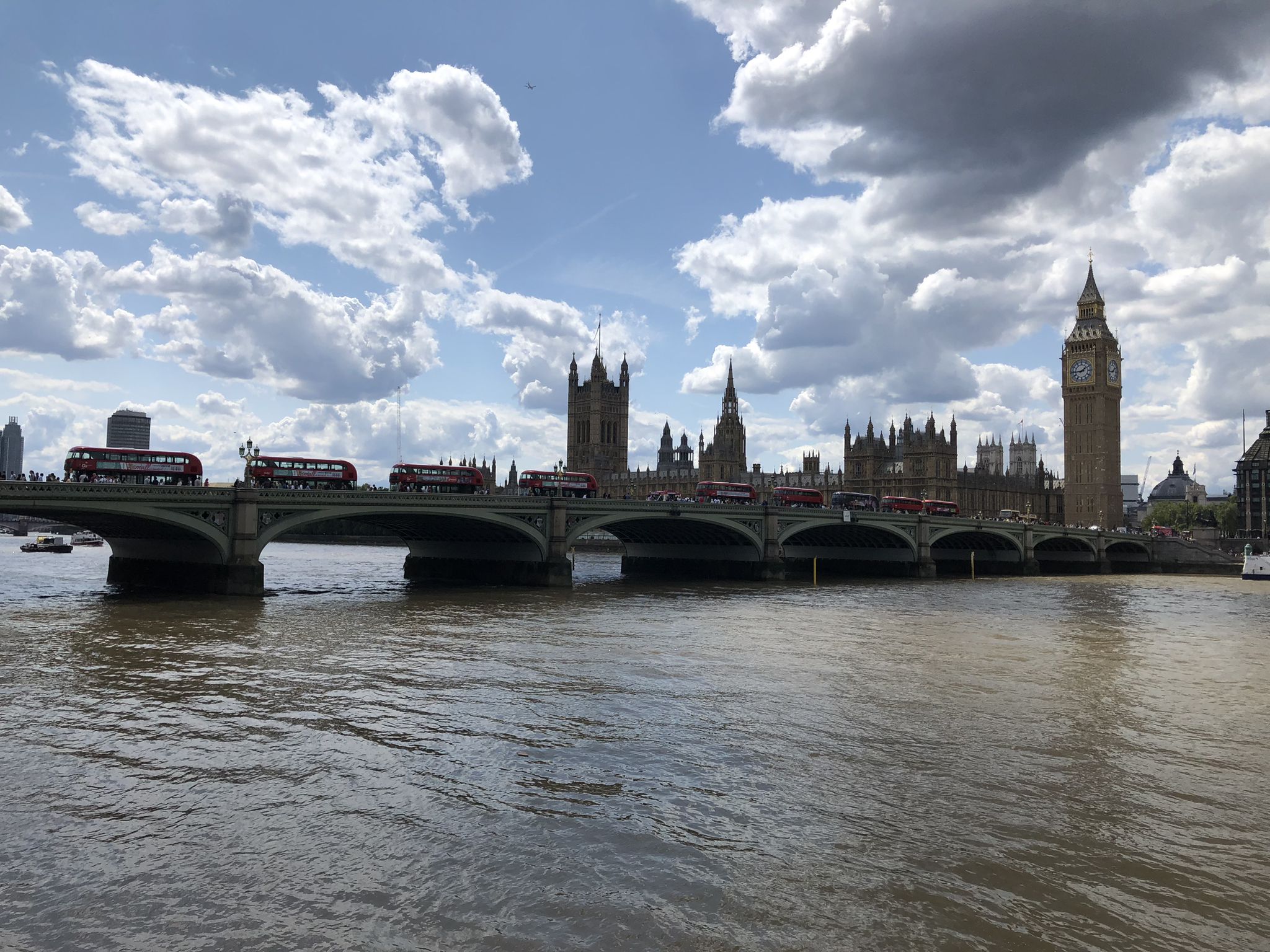 Westminster Bridge, Big Ben und die roten Doppeldecker Busse