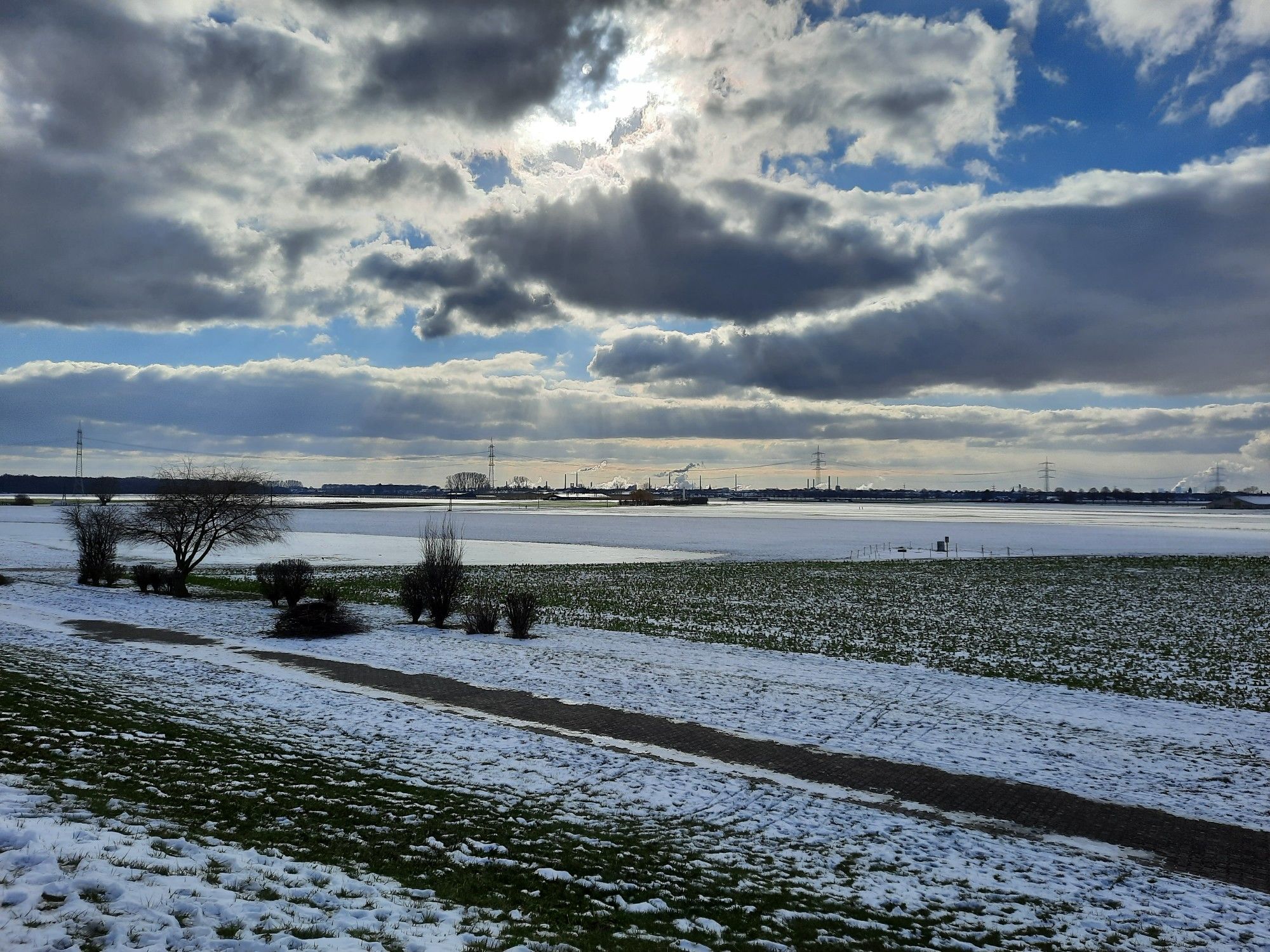 Sicht auf die Dampfwolken der Energieversorger Frimmersdorf und Neurath