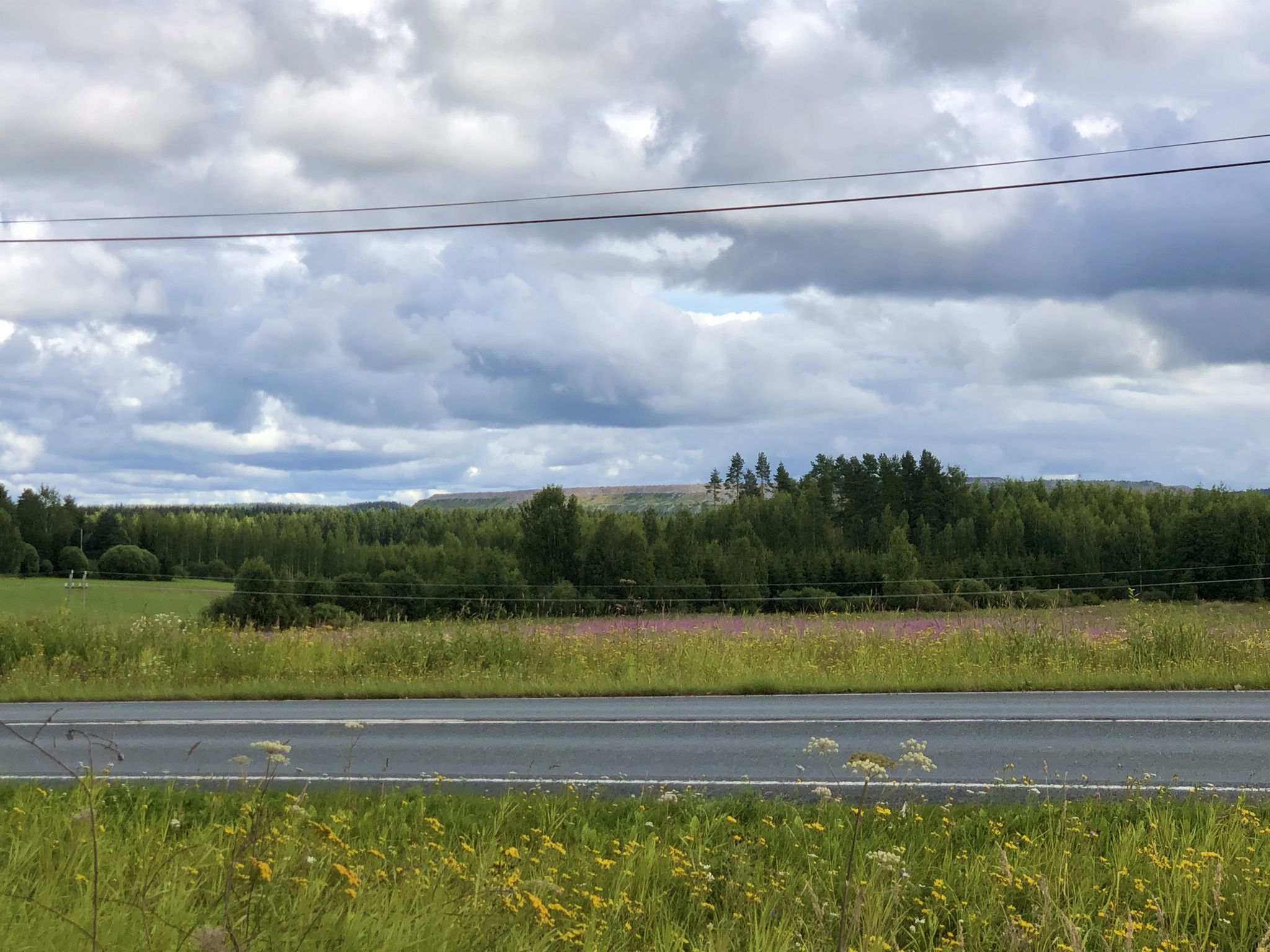 Blick in die Landschaft - am Horizont sind welche Erhebungen