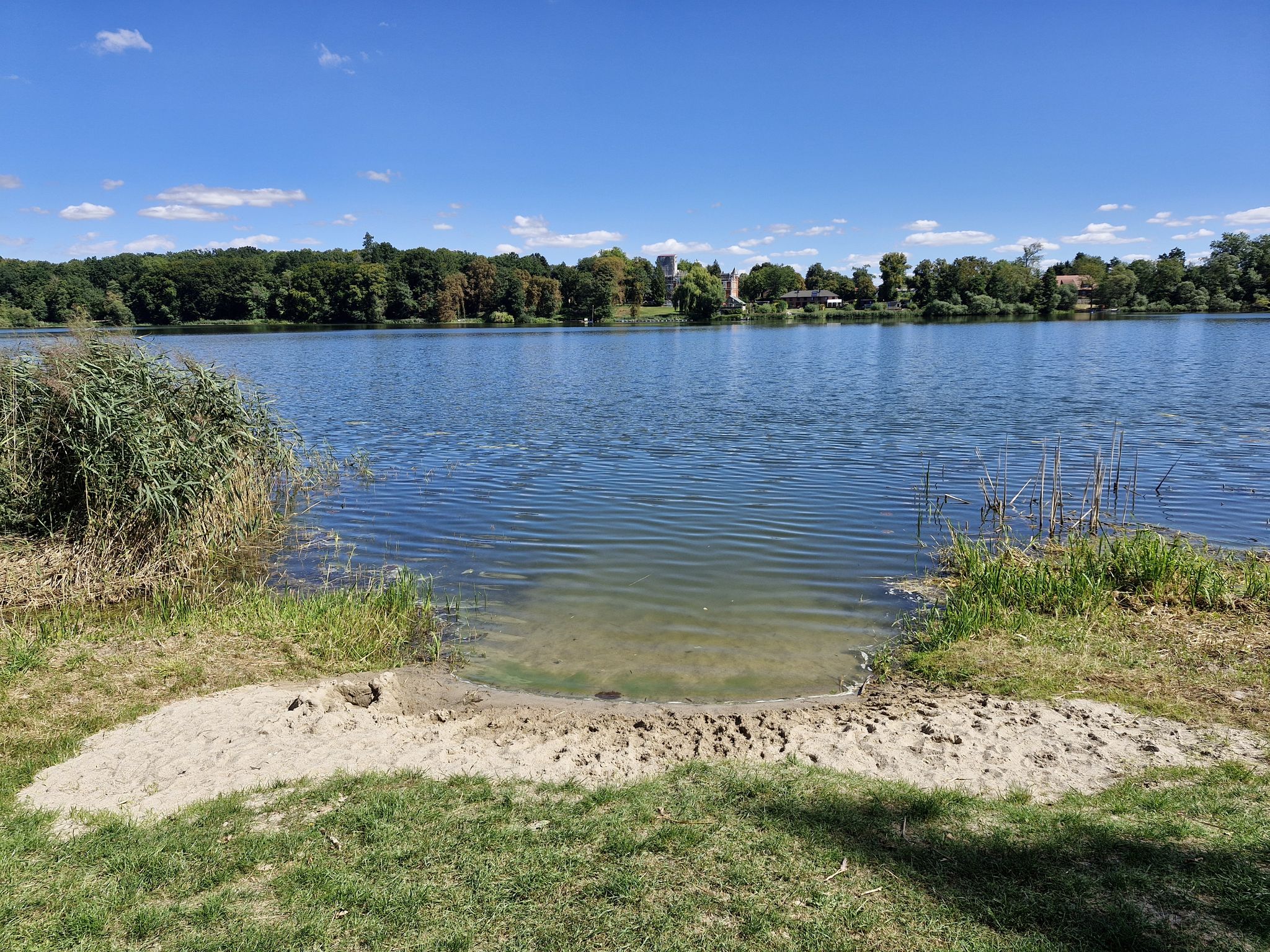 Blick über den See aufs Herrenhaus