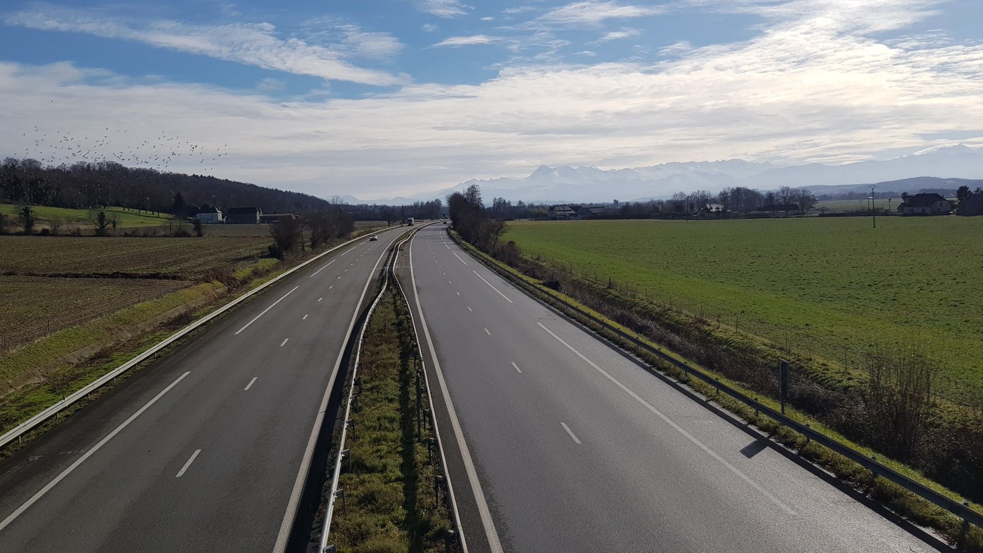 L'A64 avec le Pic du Midi de Bigorre (2877m) au fond & au centre.