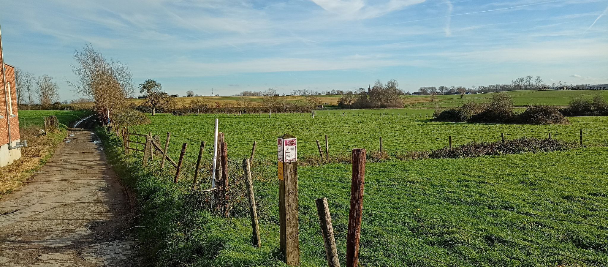 ga links.rechtdoor gaat naar leerbeek