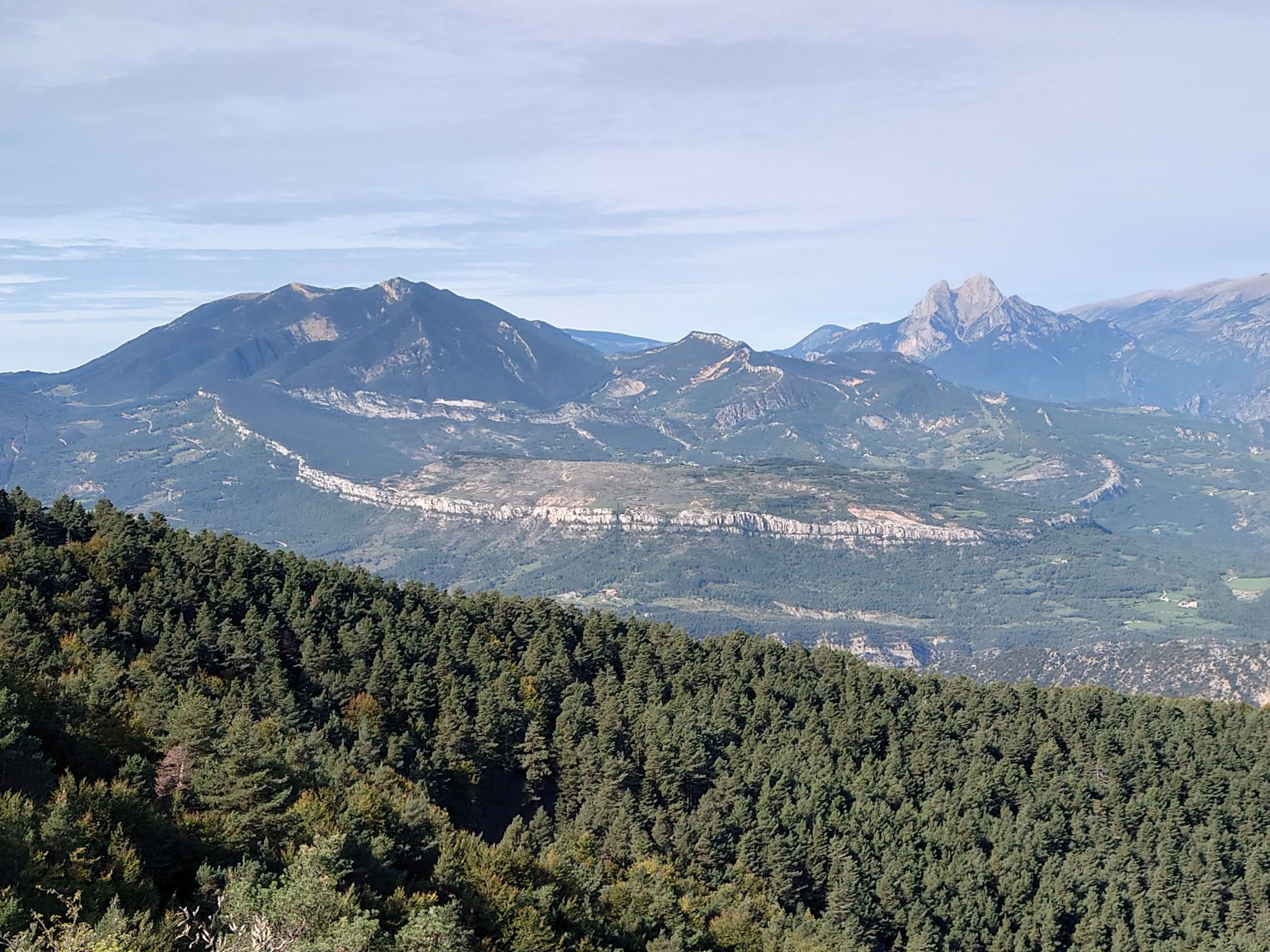 Vistes del Pedraforca i Ensija des del Serrat de Fullaracs 