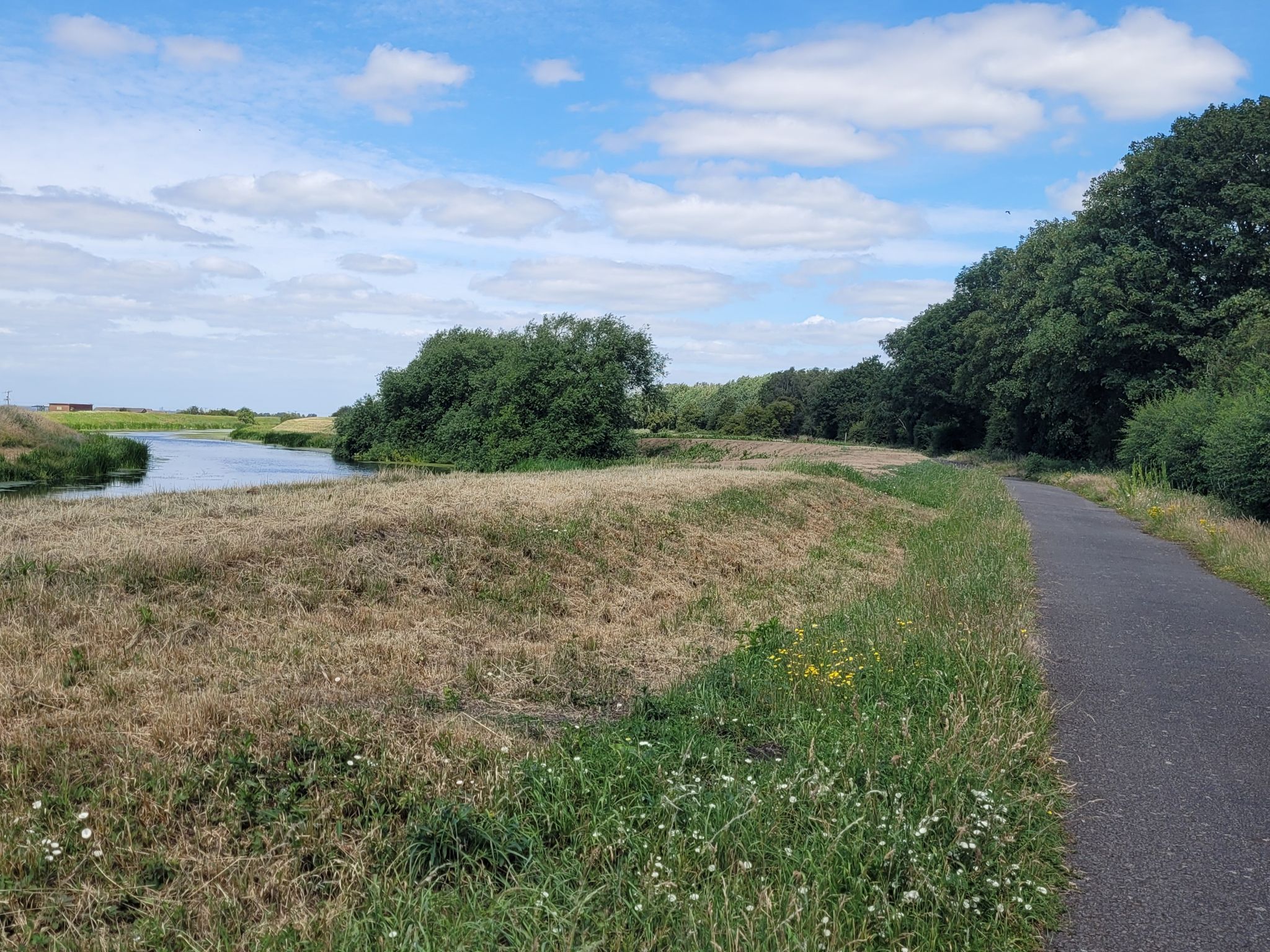 Prachtig mooi vlak fietspad langs het water