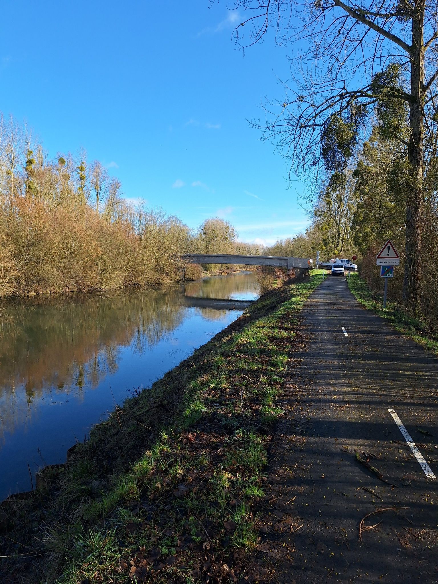 over deze brug mocht ik niet naar de andere kant en recht door ging niet vanwege hoog water. naar lang onderhandelen mocht het toch anders had ik 6km terug moeten lopen
