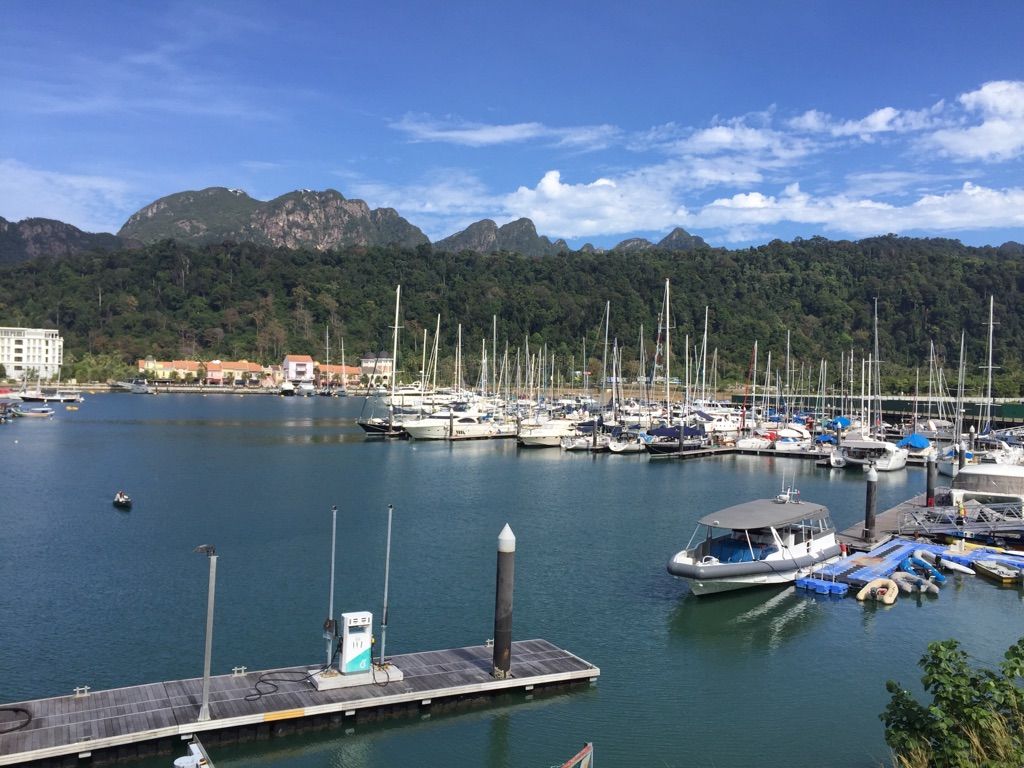 Yachthafen,wo auch die Fähre aus Thailand landet