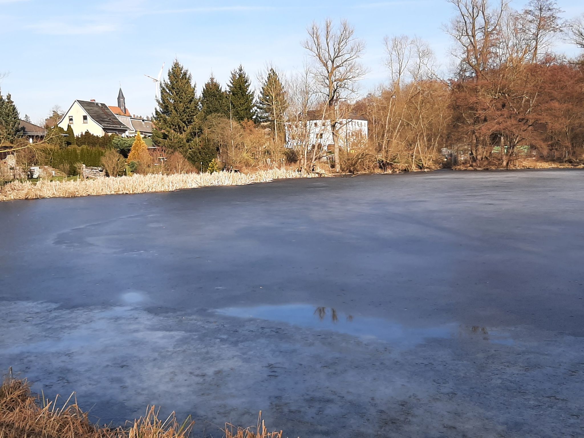 vereisten Teich mit Schule