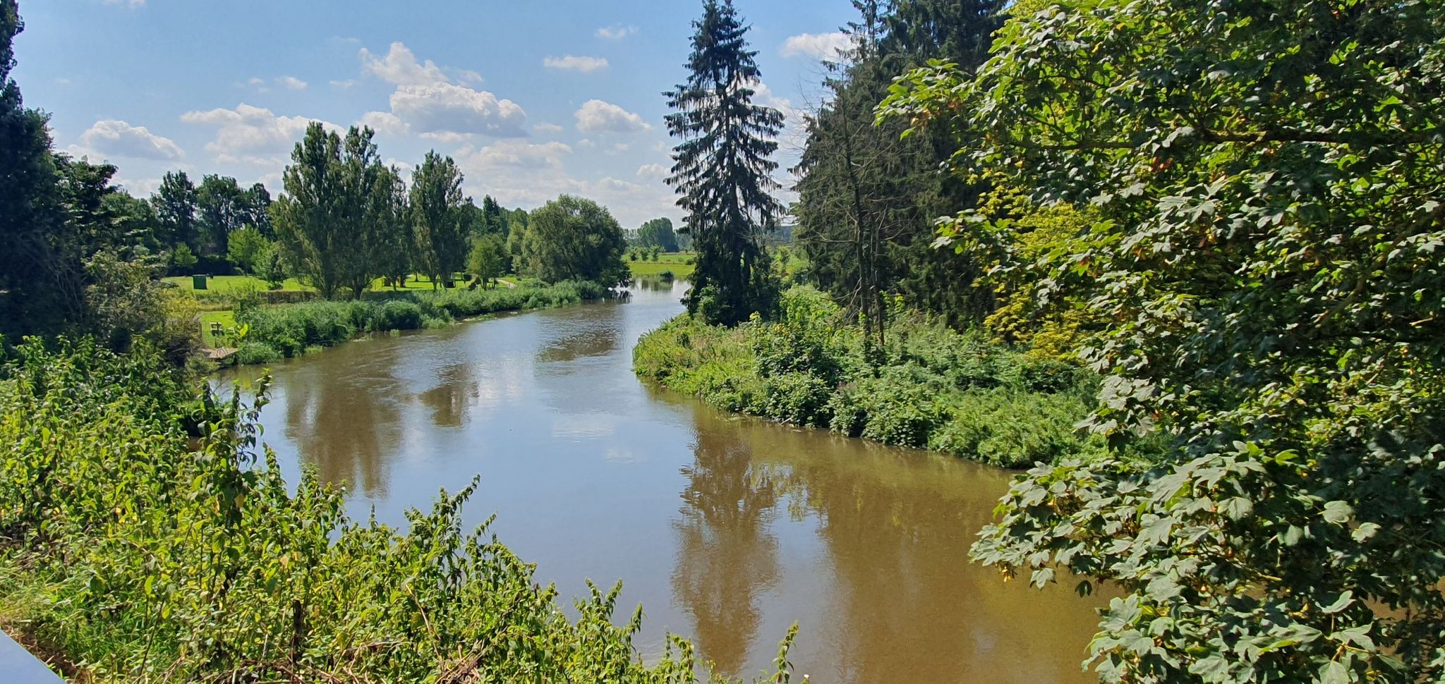 Rurblick: stromaufwärts -  der natürliche mäandrierender Verlauf  bis in das Roermonder Stadtgebiet hinein
