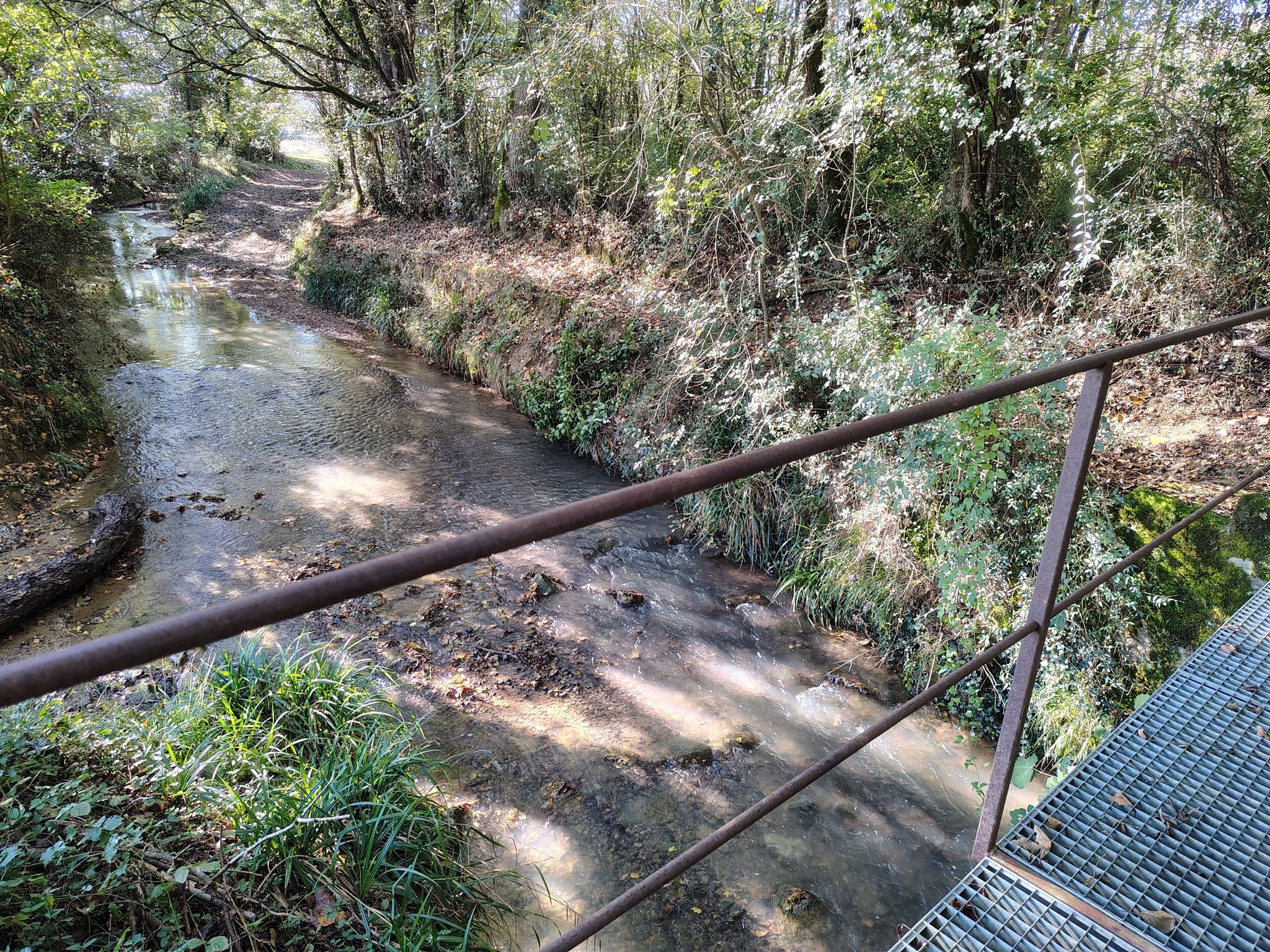 le sentier est au dessus du ruisseau !