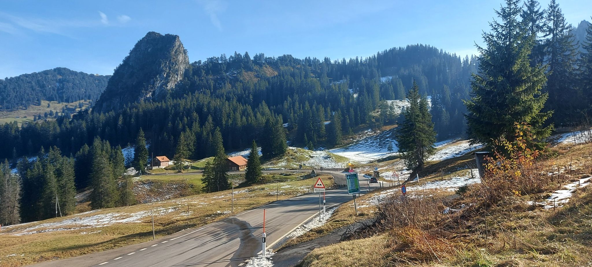 erste Schneereste auf Ibergeregg 1440m