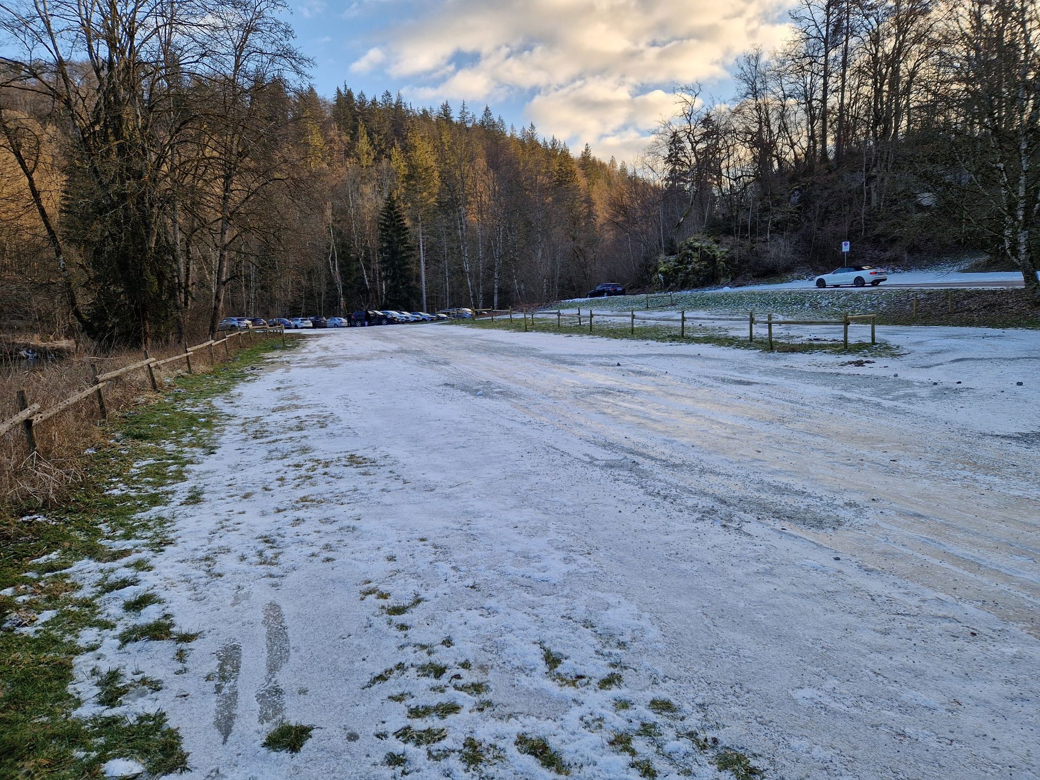 Parkplatz der Wimsener Höhle fast leer
