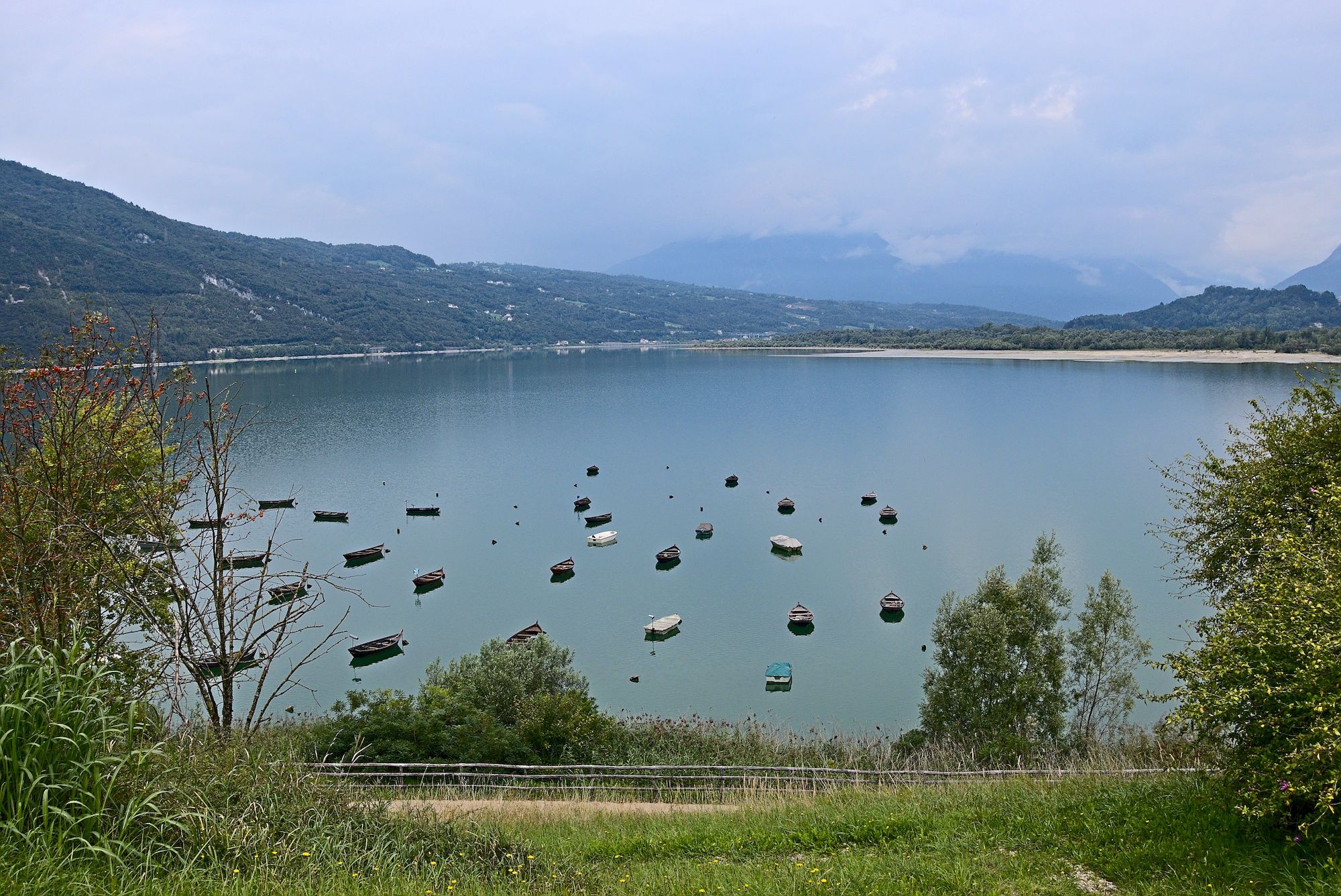 Blick von der Uferstraße auf den Lago di Santa Croce