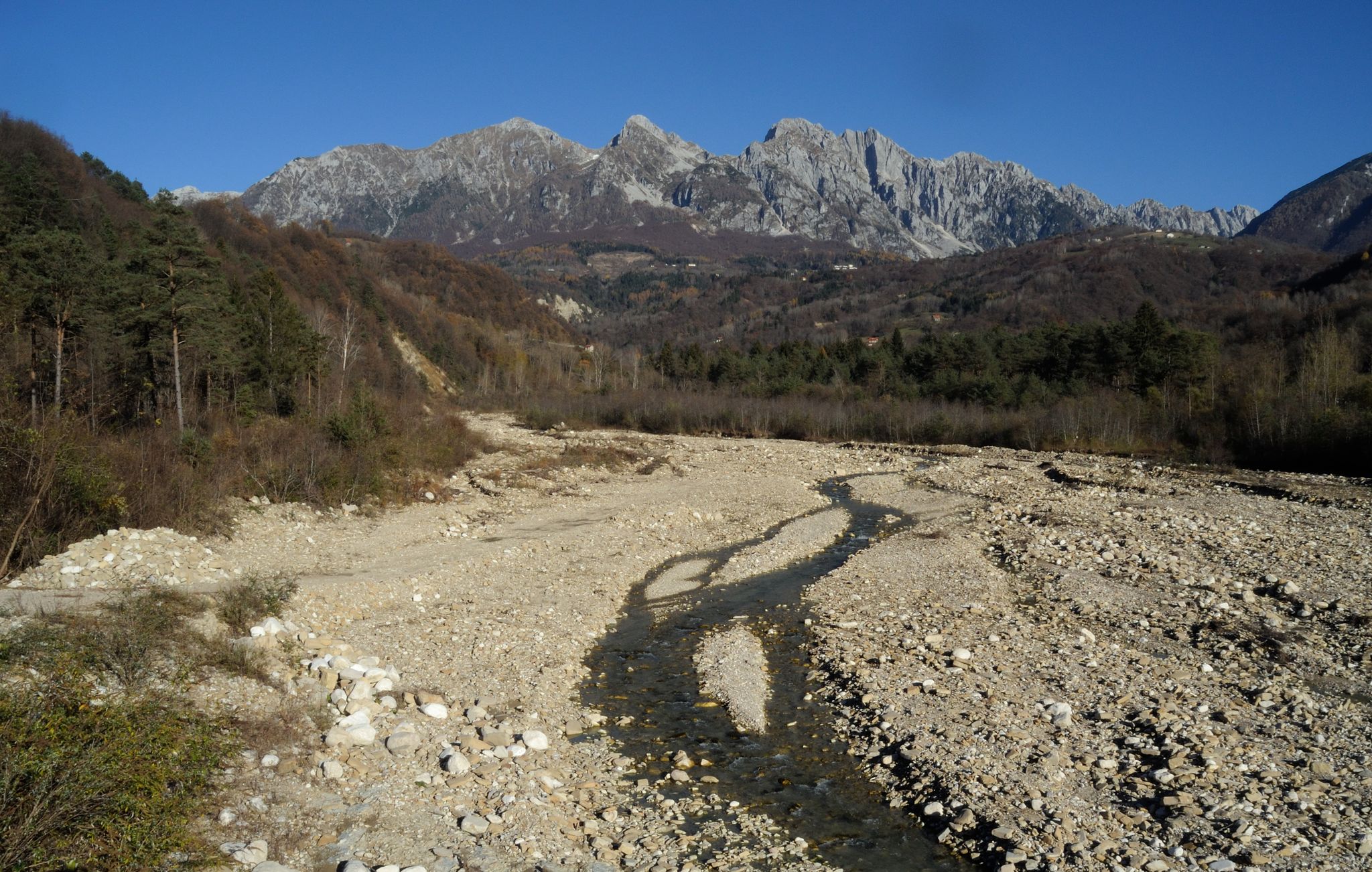 Il torrente Tesa e i monti dell'Alpago