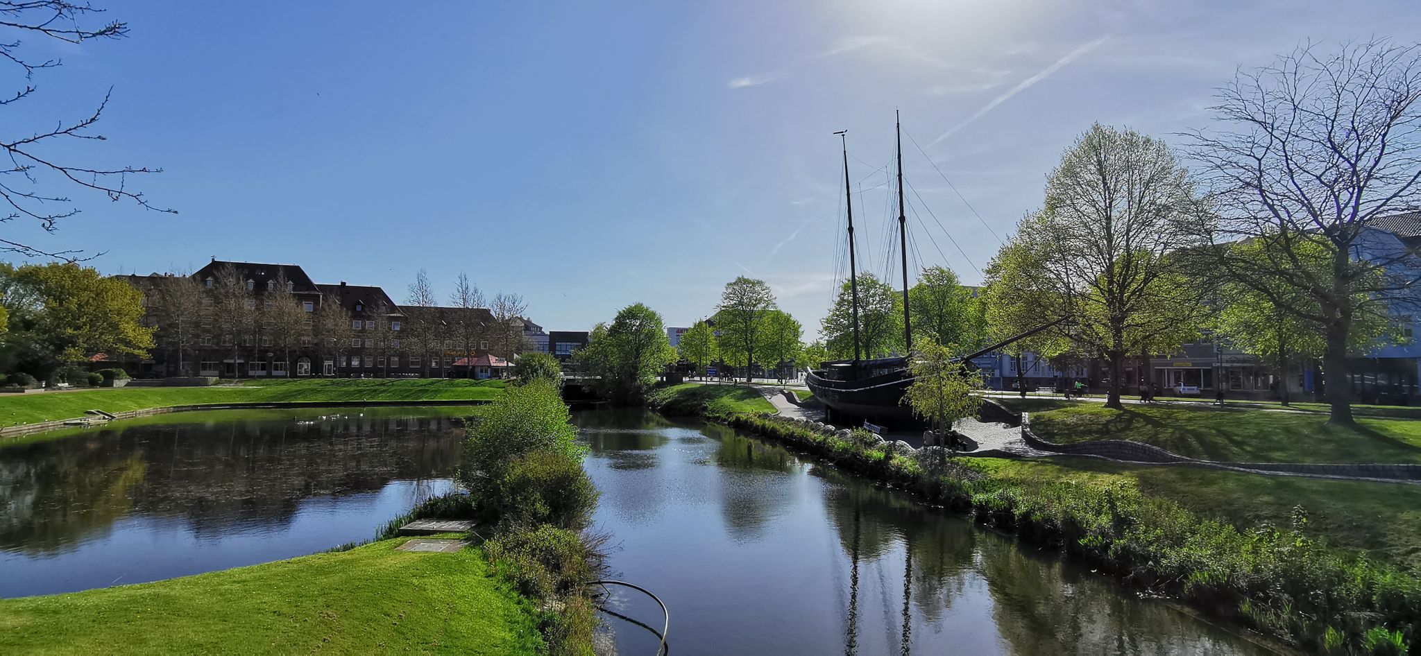 Landwehrkanal mit Segelschiff "Hermine"