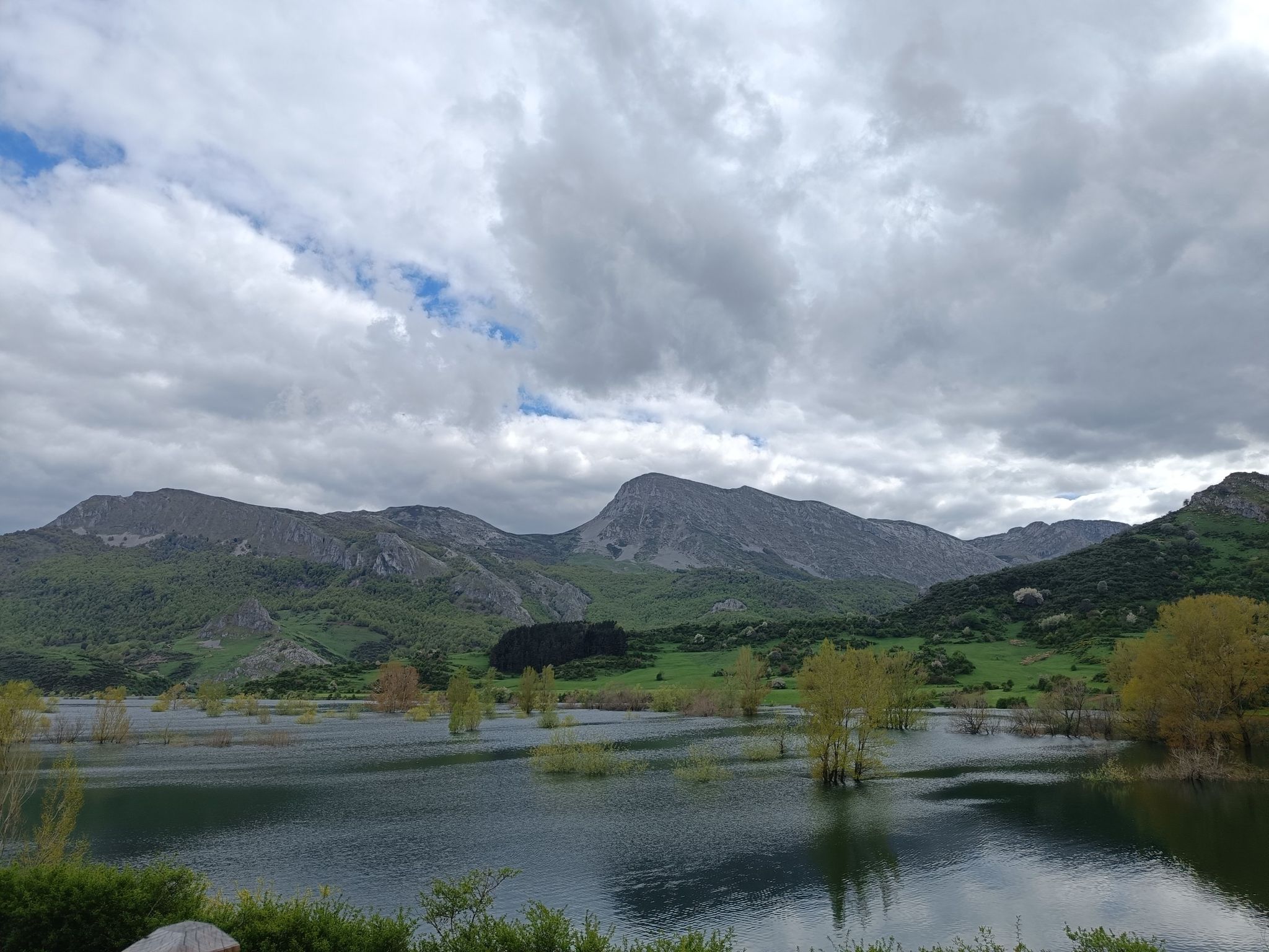 Bancs avec vue sur Montagnes