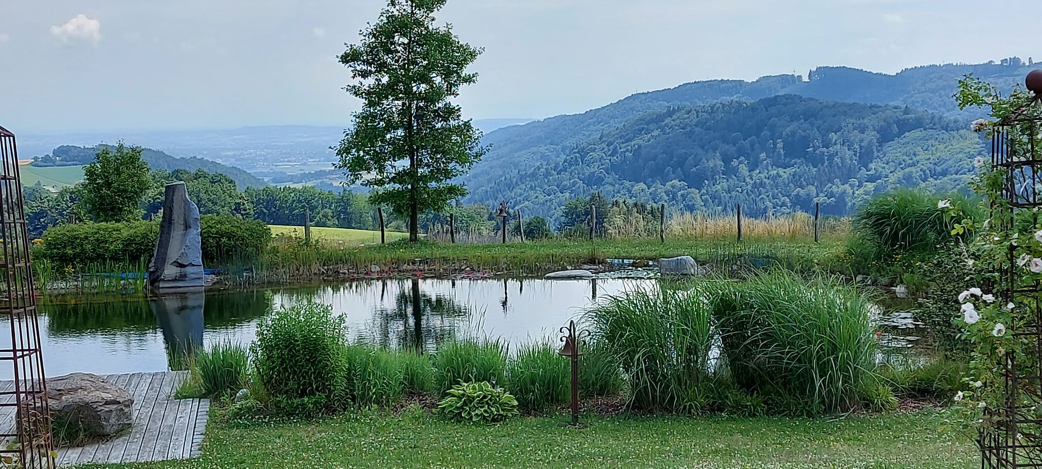Gastgarten des Hotel "Hoamat", ein sehr ansprechender Garten, in dem man sich wohlfühlen kann.
