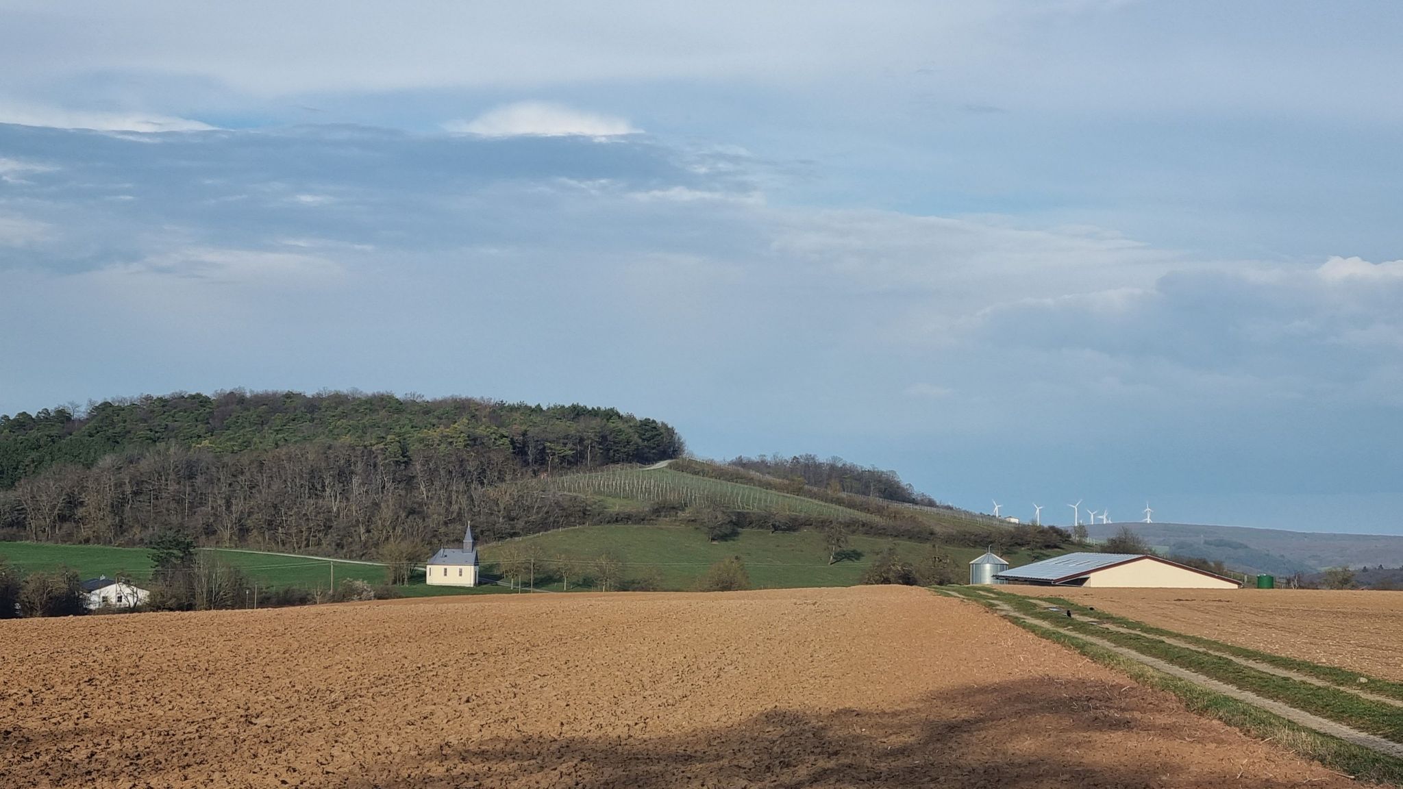 Blick auf die Kapelle am Roten Rain
