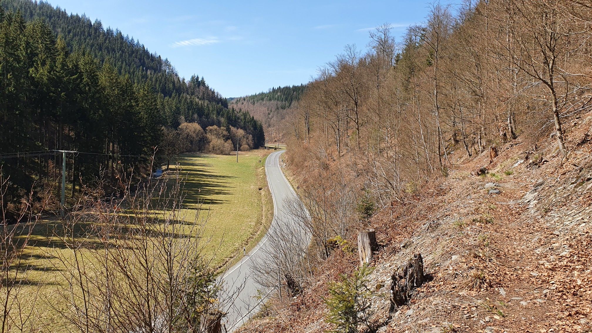 Landkreisgrenze in der Straße klar ersichtlich 