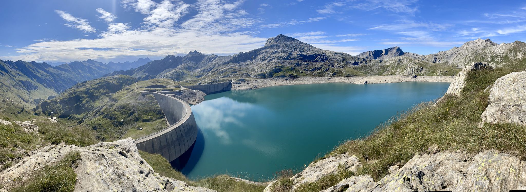 Auf ca. 2.300m liegt der Stausee mit mehreren Staumauern.