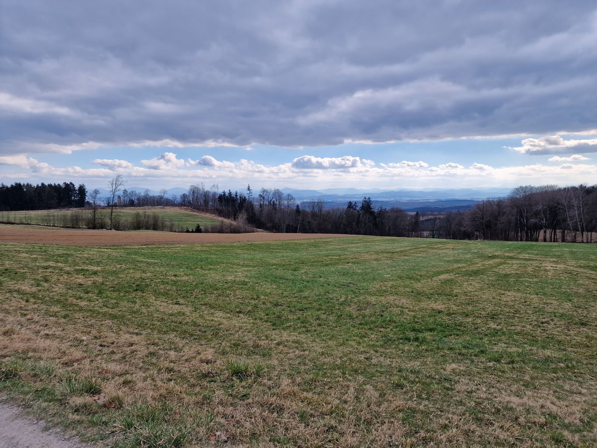 Rundherum dürfte die Sonne scheinen, nur auf dem Dunkelsteinerwald liegt heute eine dichte Wolke ☹