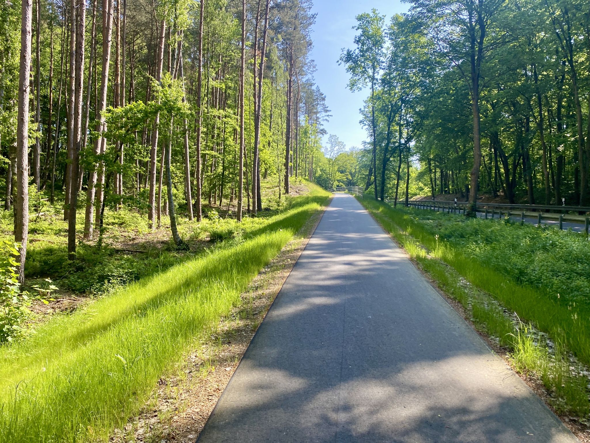 nagelneuer Radweg...