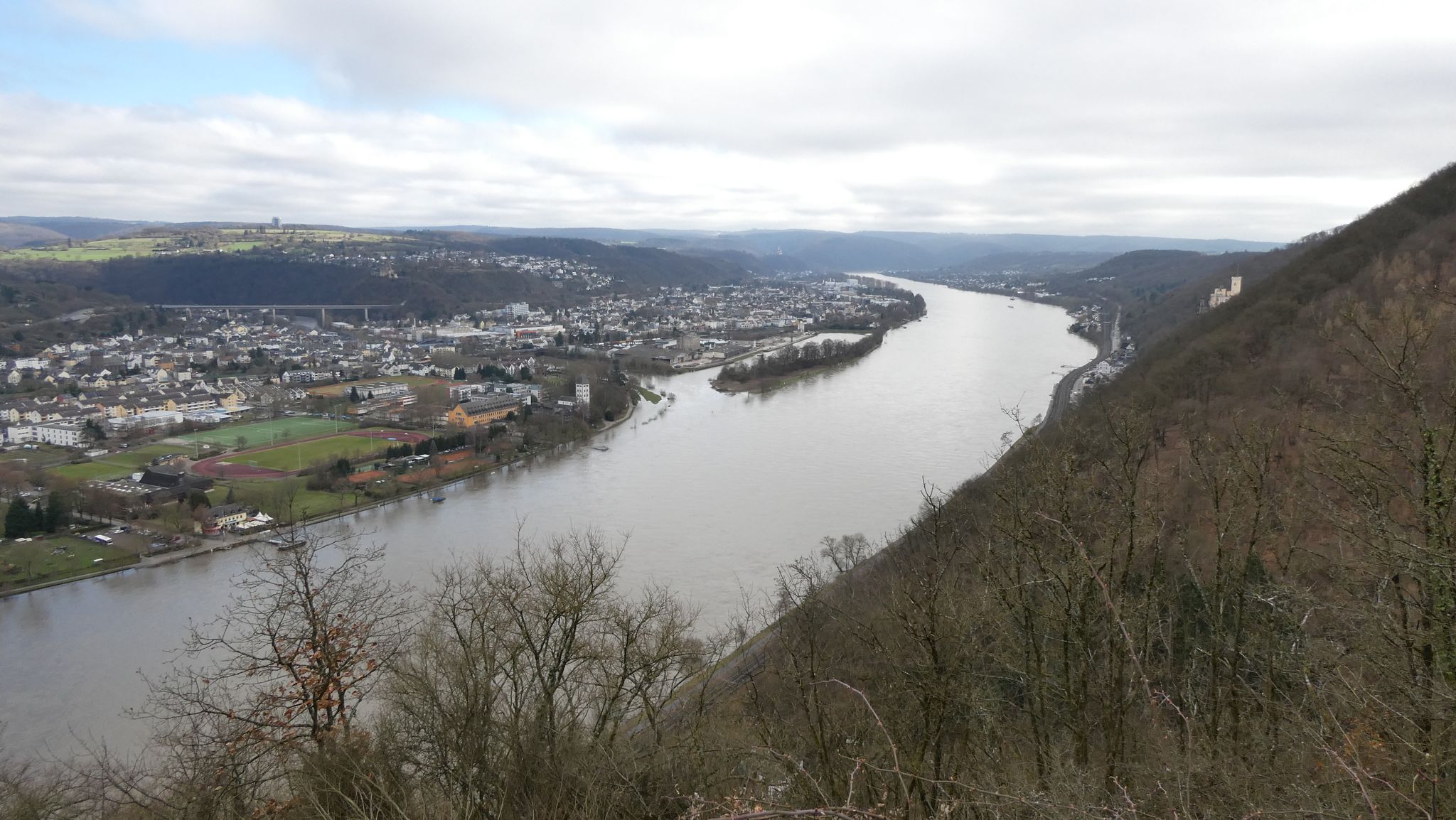 Blick auf die Lahnmündung, die Marksburg und rechts auf Schloss Stolzenfels