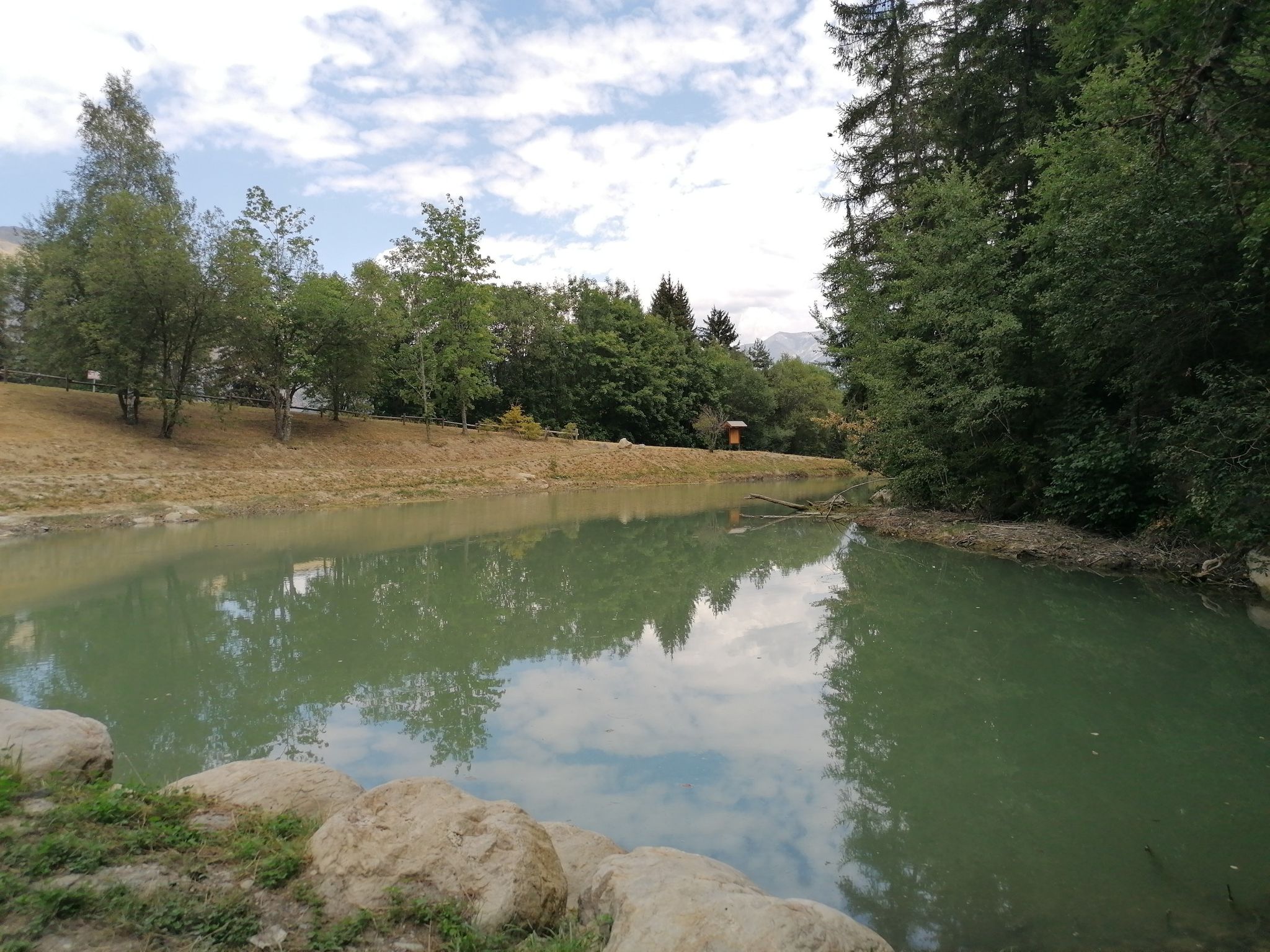 malheureusement, ce lac est pollué. d'après le maître des lieux, il s'agit d'une pollution humaine. faisons donc un peu de bioénergie sur ce lac 🌱