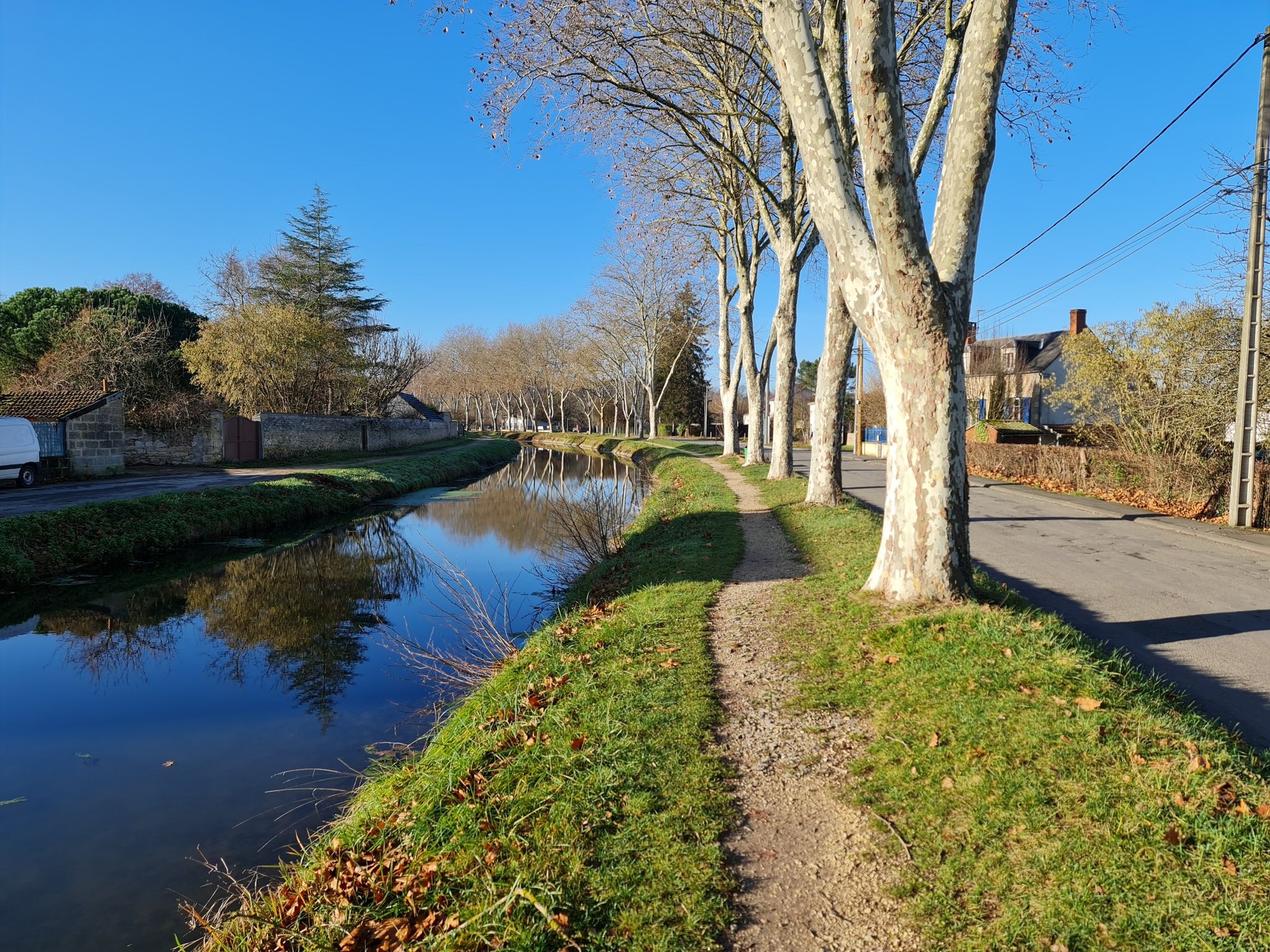 bord du canal de berry à ST Amand Montrond