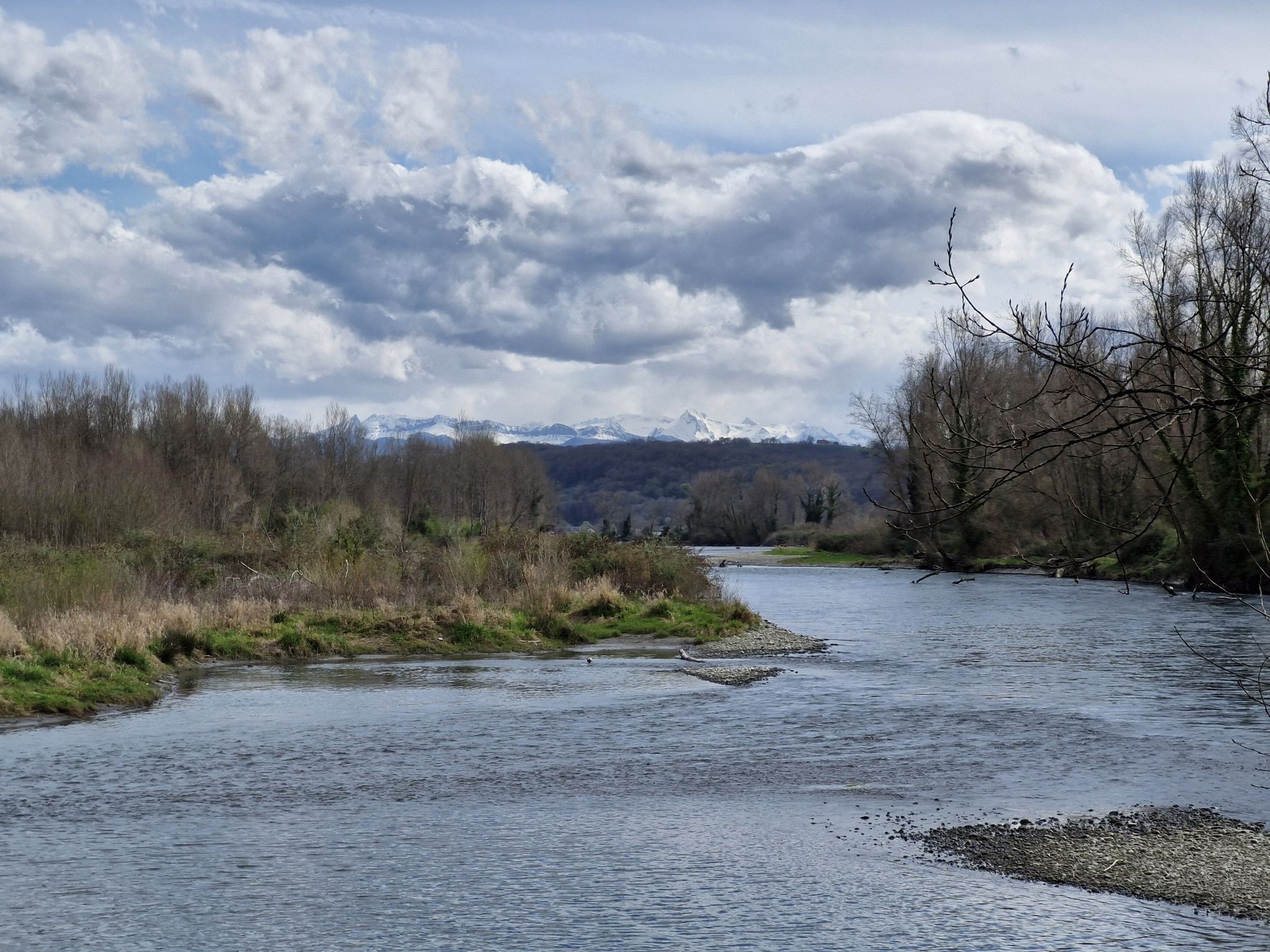 Le Gave de Pau sur fond des Pyrénées