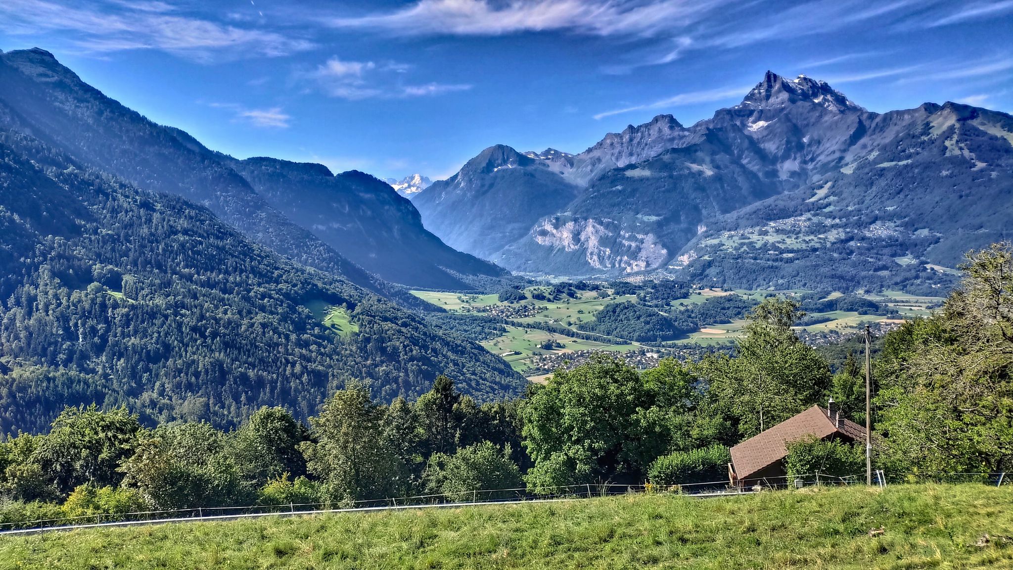Sobald man oberhalb der Rebberge ist,reduziert sich die Steigung auf angenehme Werte. Blick Richtung Bex.