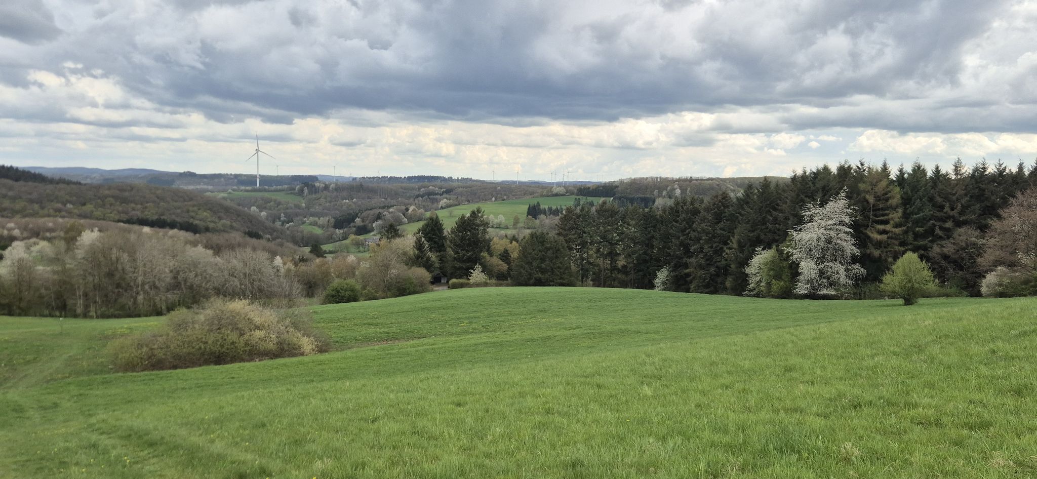 Bedrohlicher Himmel über malerischer Landschaft