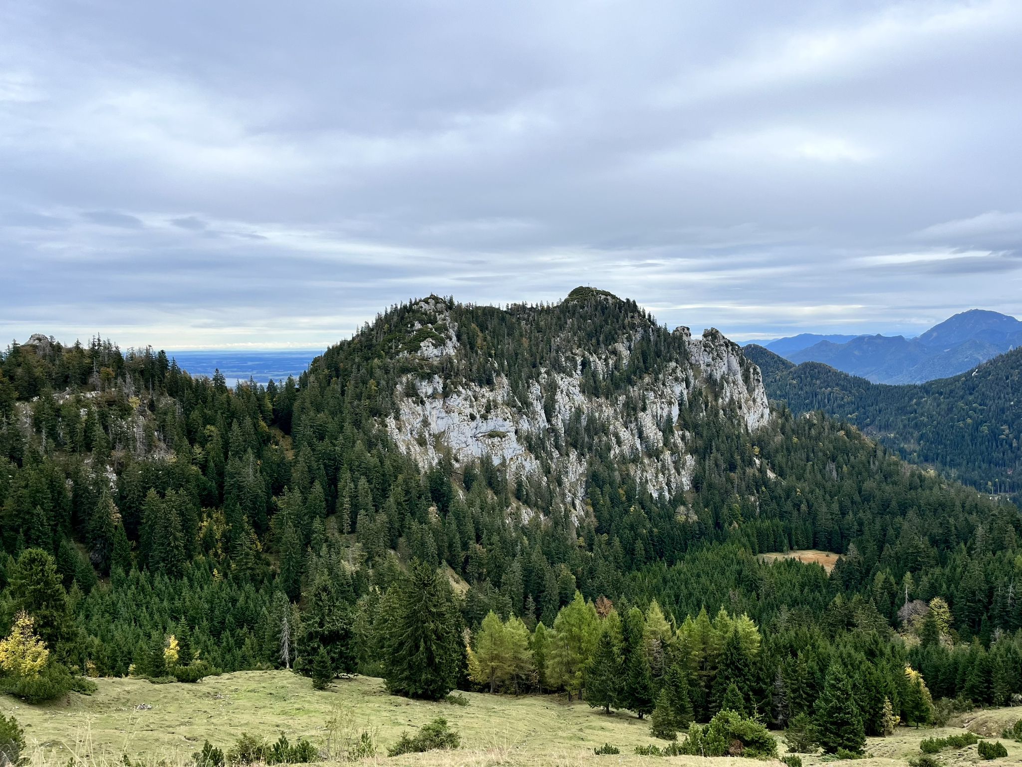 Ausblick auf die wunderbare Gederer Wand, welche für sich eine lohnenswerte Wanderung ist