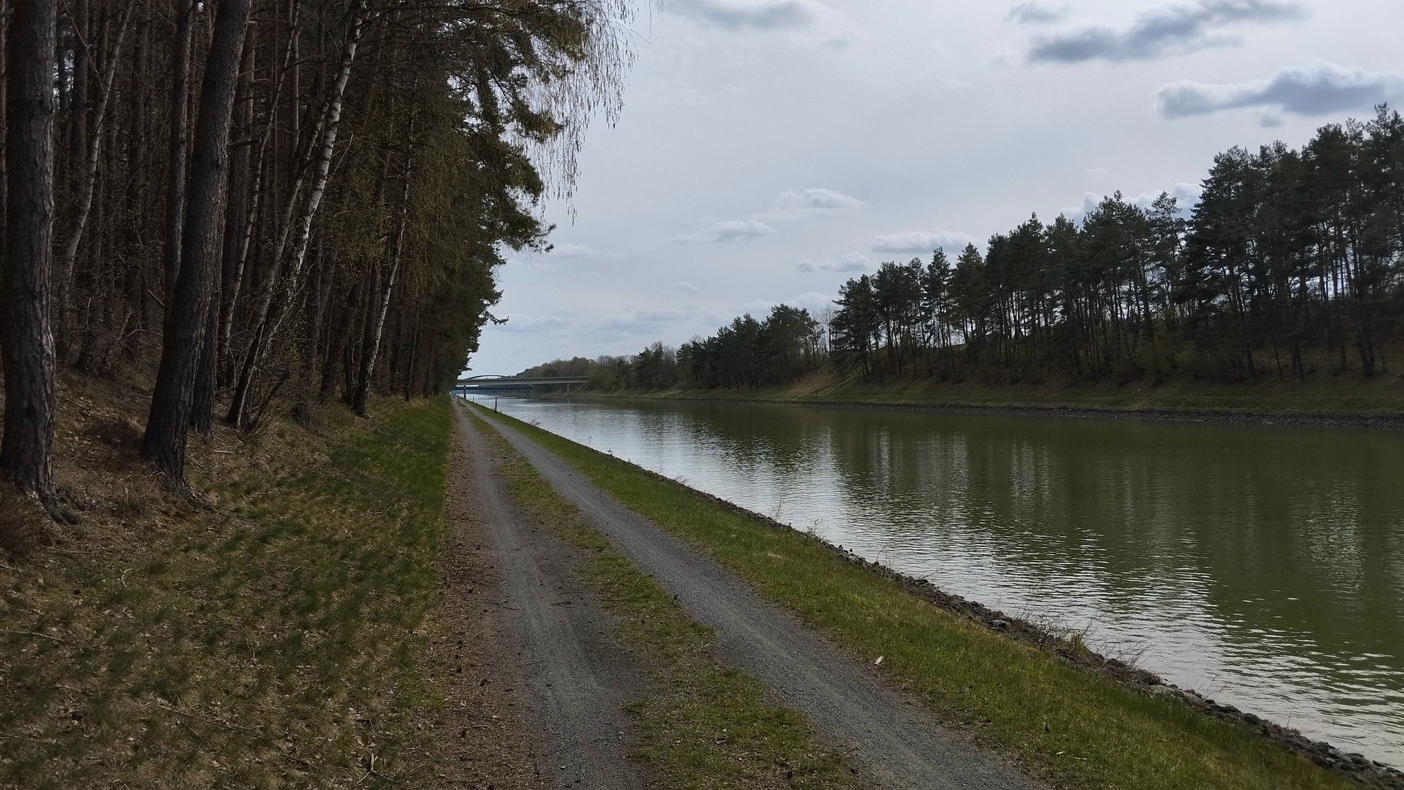 Eine ebene Rennstrecke am Kanal