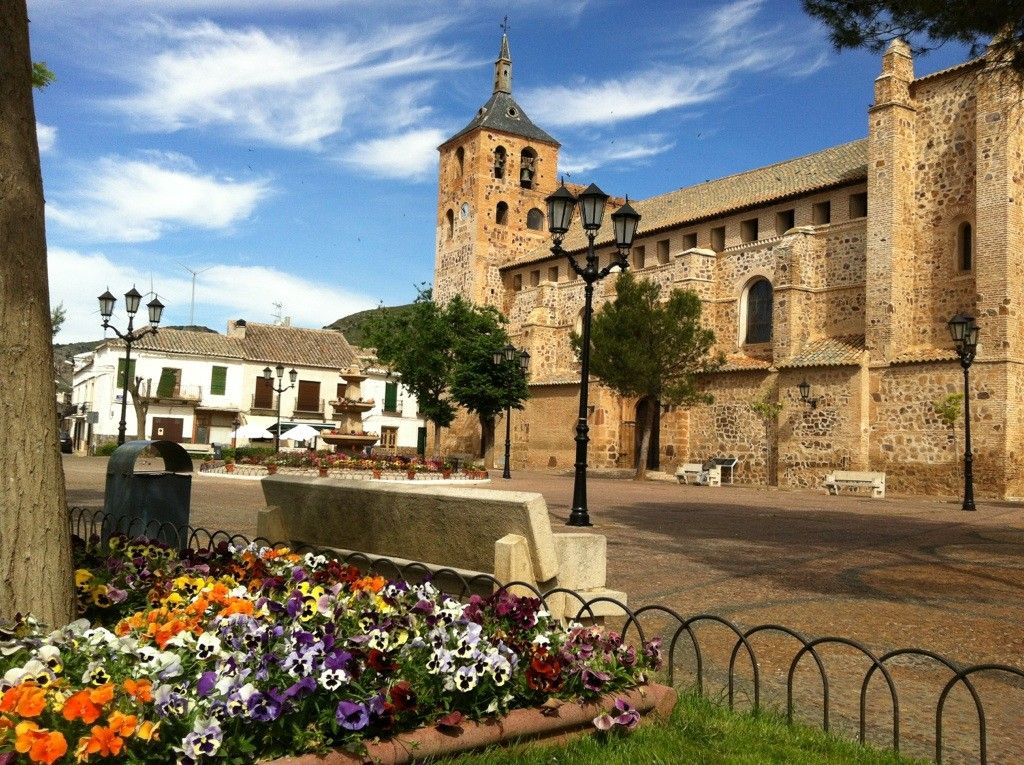 Plaza e iglesia de Moral de Calatrava
